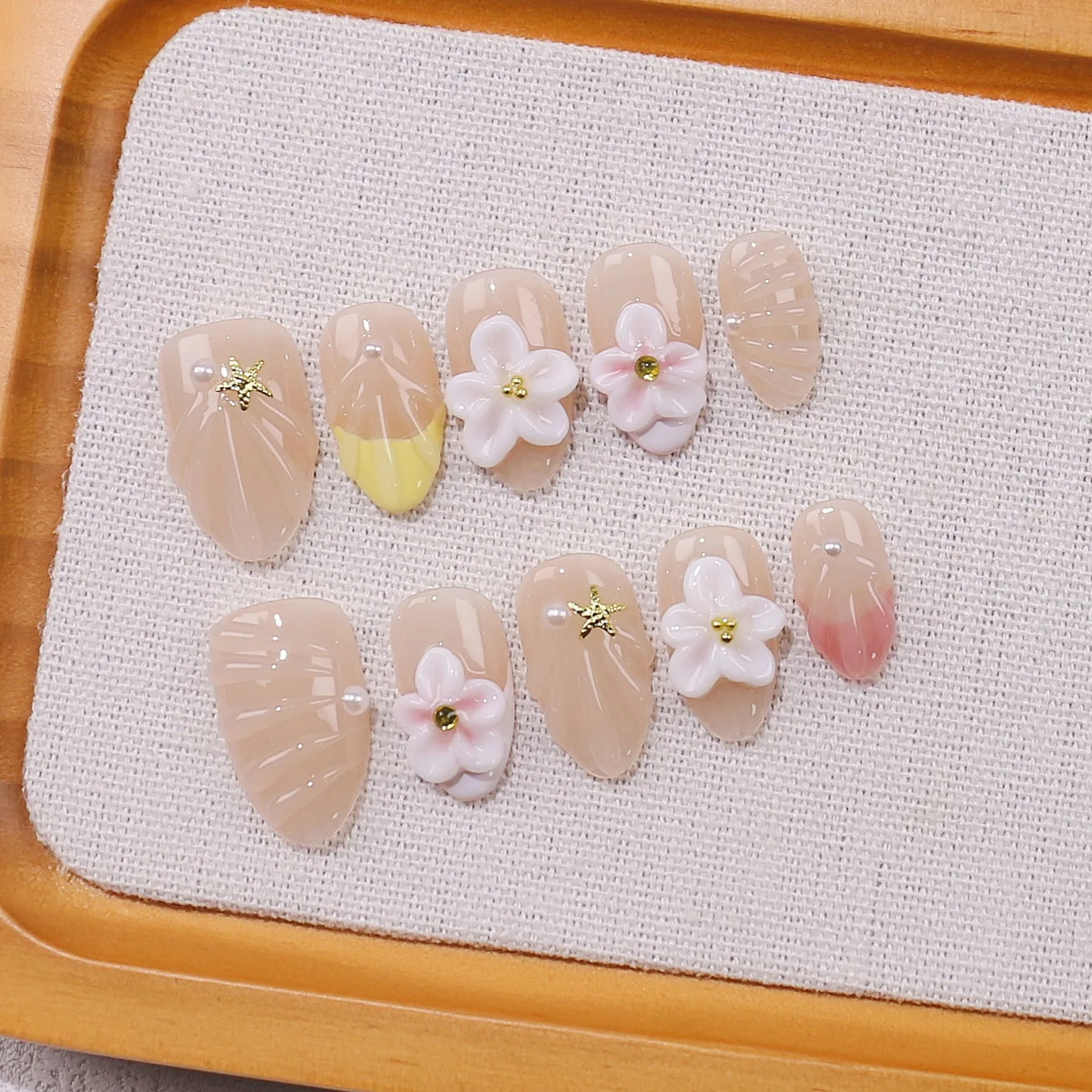 10PCS 3D Flower Short Almond Fake Nail Glossy Nude French Handmade Press on Nail Full Cover Wearable Gel Nail Tips Art for Girls
10PCS 3D Flower Short Almond Fake Nail Glossy Nude French Handmade Press on Nail Full Cover Wearable Gel Nail Tips Art for Girls