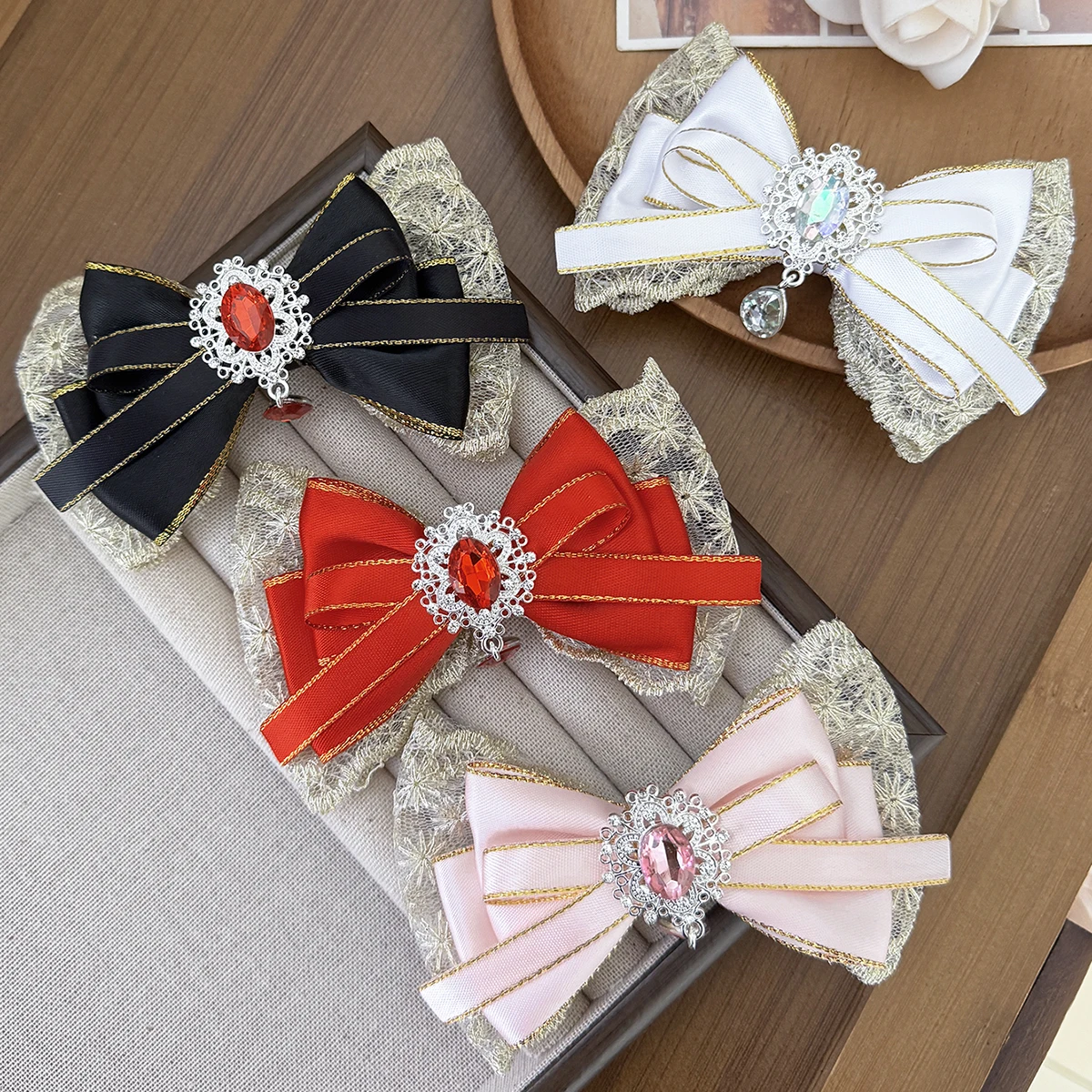 French retro lace ruby bow hairpin, girlish evening hairpin headwear, fashionable Lolita hair accessory
French retro lace ruby bow hairpin, girlish evening hairpin headwear, fashionable Lolita hair accessory