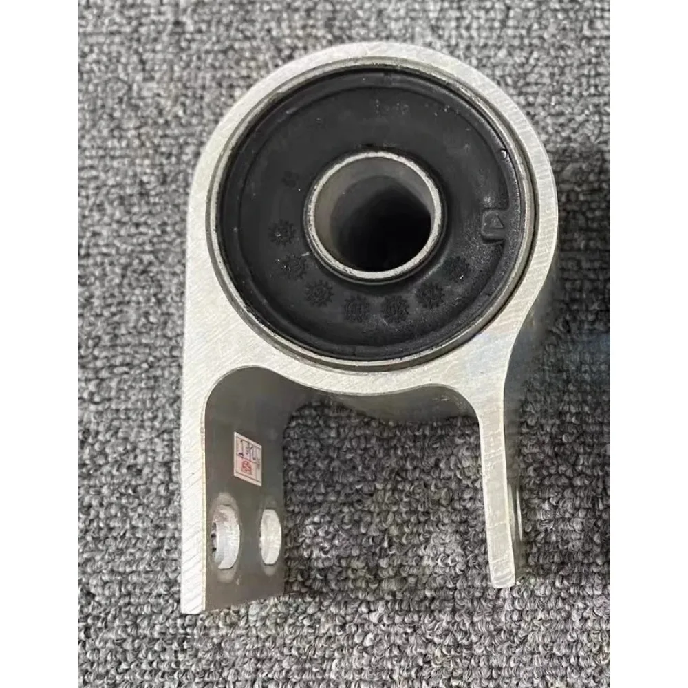 11546268 Brand Genuine Front Lower Arm Rubber Sleeve Suspension Triangle Arm Lower Support Arm Suspension Liner for Cadillac XT4
11546268 Brand Genuine Front Lower Arm Rubber Sleeve Suspension Triangle Arm Lower Support Arm Suspension Liner for Cadillac XT4