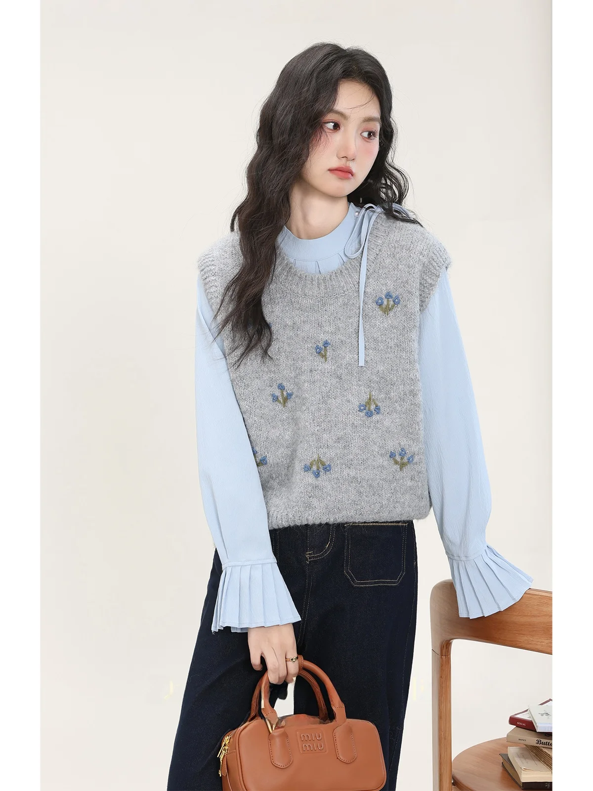 Элегантный синий вязаный жилет с длинными рукавами для женщин: красивый, простой, нежный, в корейском стиле, свободного кроя, с круглым вырезом.
Элегантный синий вязаный жилет с длинными рукавами для женщин: красивый, простой, нежный, в корейском стиле, свободного кроя, с круглым вырезом.
