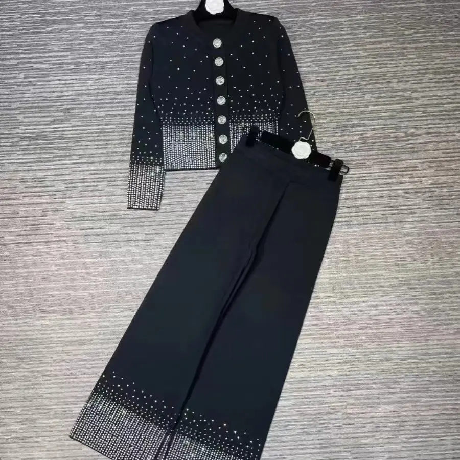 Трикотаж со стразами для тяжелой промышленности, осень 2021, модный облегающий кардиган + прямые брюки, женские комплекты из двух предметов, костюмы Y2k
Трикотаж со стразами для тяжелой промышленности, осень 2021, модный облегающий кардиган + прямые брюки, женские комплекты из двух предметов, костюмы Y2k