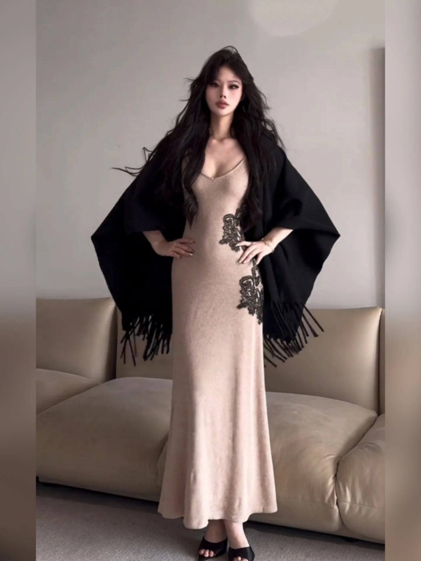 Retro V-Neck Knitted Dress Women's Early Spring Loose Outerwear Shawl Cape Set Breathable Casual Fashion French Style
Retro V-Neck Knitted Dress Women's Early Spring Loose Outerwear Shawl Cape Set Breathable Casual Fashion French Style