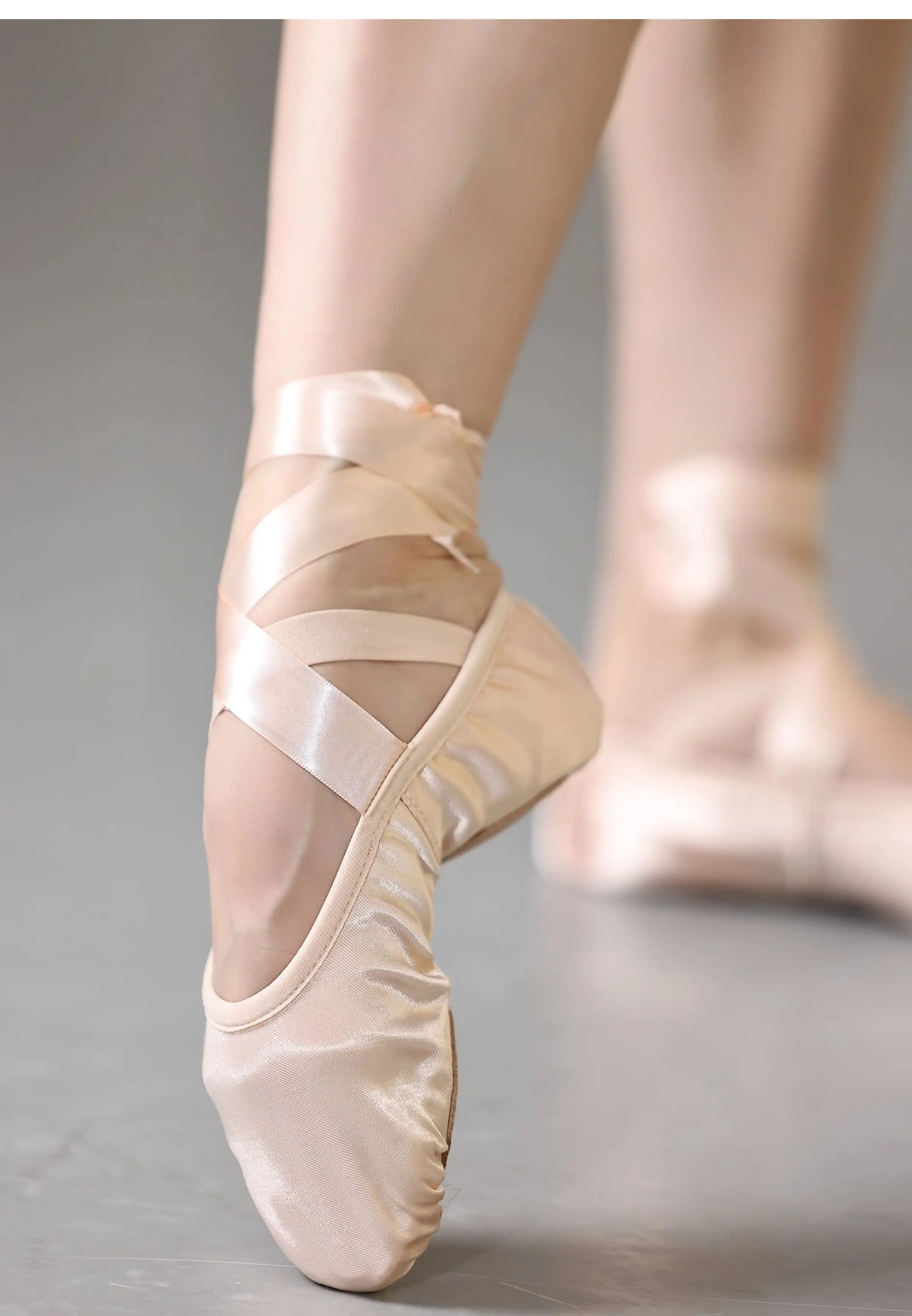 Женский балетный танцевальный костюм для взрослых по индивидуальному заказу, атласная непромокаемая форма стопы, классические танцевальные туфли, противоскользящие балетки на мягкой подошве
Женский балетный танцевальный костюм для взрослых по индивидуальному заказу, атласная непромокаемая форма стопы, классические танцевальные туфли, противоскользящие балетки на мягкой подошве