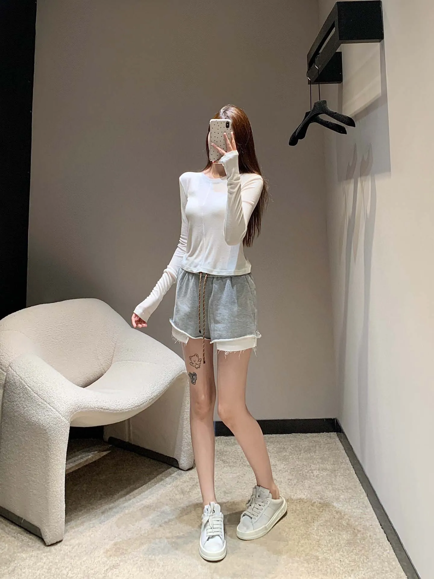Minimalist style women's T-shirt, fashionable and versatile, elastic slim fit and slimming, striped splicing pullover base shirt
Minimalist style women's T-shirt, fashionable and versatile, elastic slim fit and slimming, striped splicing pullover base shirt