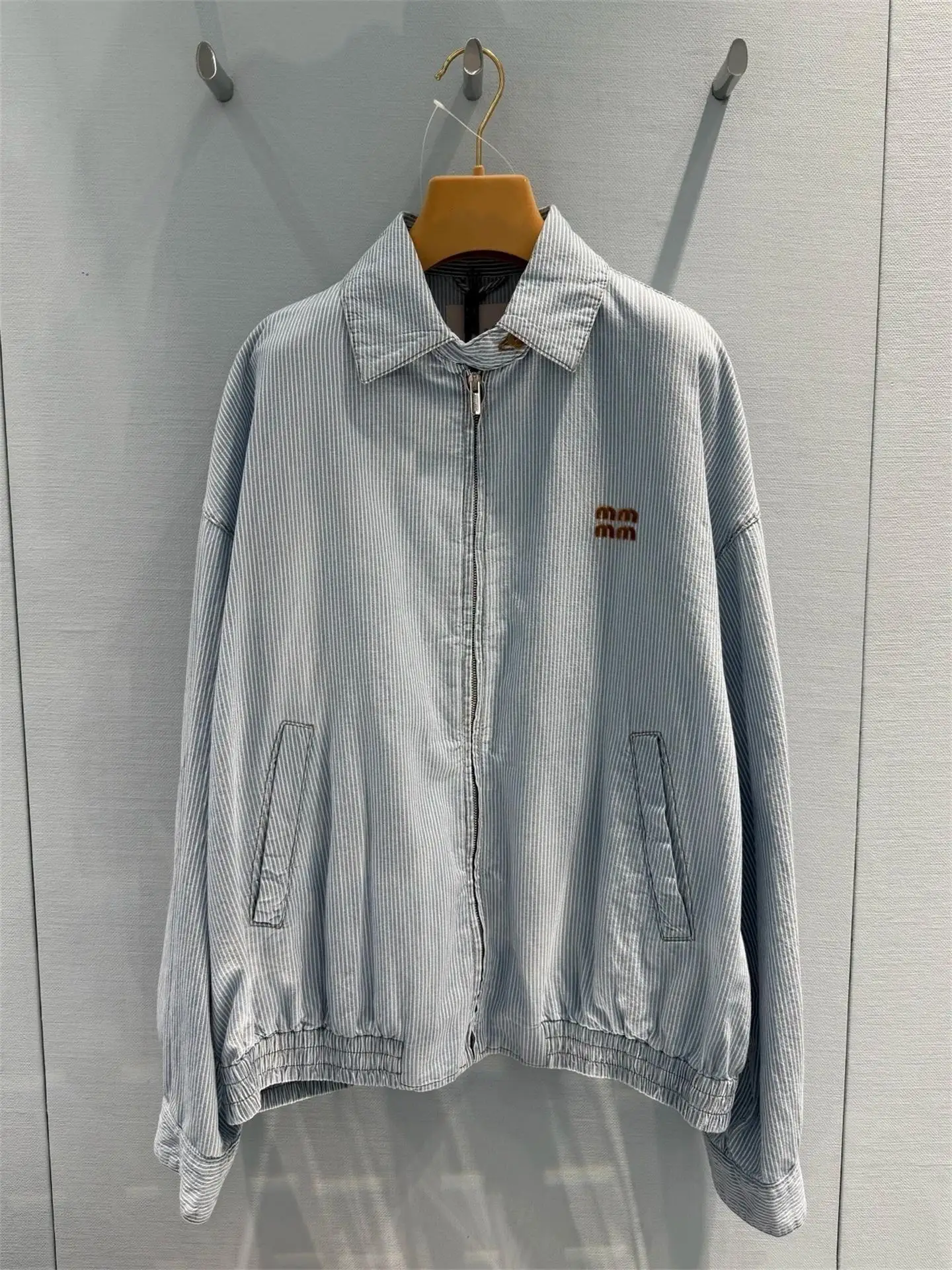 Летнее джинсовое пальто Jaet 25 с синей вышивкой и надписью в полоску, новое длинное пальто свободного покроя на молнии из полиэфирного волокна
Летнее джинсовое пальто Jaet 25 с синей вышивкой и надписью в полоску, новое длинное пальто свободного покроя на молнии из полиэфирного волокна