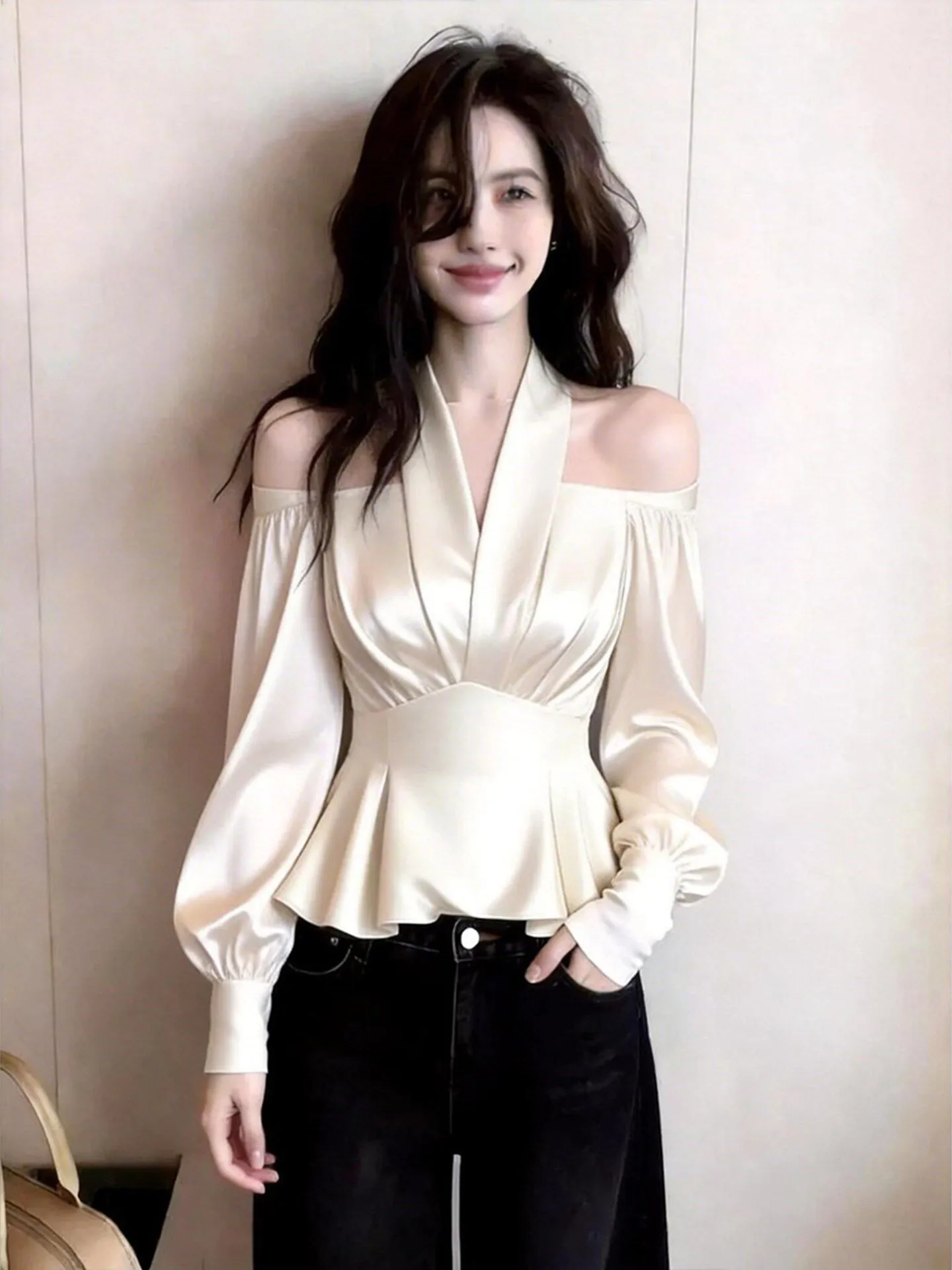 Белая женская блузка с открытыми плечами и рукавами-фонариками, весна 2026, новинка, корейский стиль, для офиса
Белая женская блузка с открытыми плечами и рукавами-фонариками, весна 2026, новинка, корейский стиль, для офиса