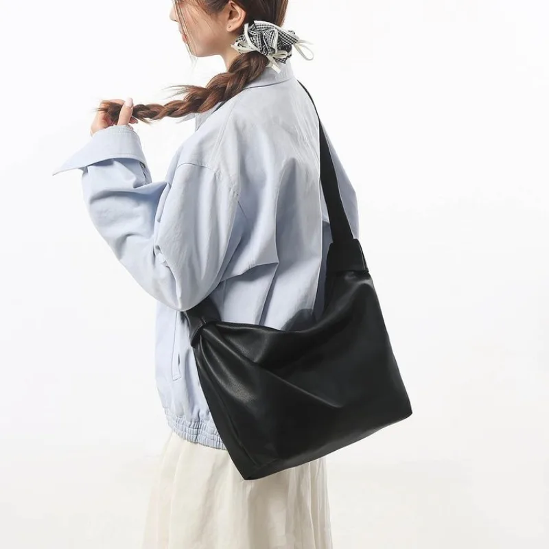 Классическая сумка-переноска для подгузников для женщин, кожаная сумка через плечо, роскошная винтажная сумка-тоут, минималистичная дизайнерская сумка с большой вместимостью, элегантная.
Классическая сумка-переноска для подгузников для женщин, кожаная сумка через плечо, роскошная винтажная сумка-тоут, минималистичная дизайнерская сумка с большой вместимостью, элегантная.