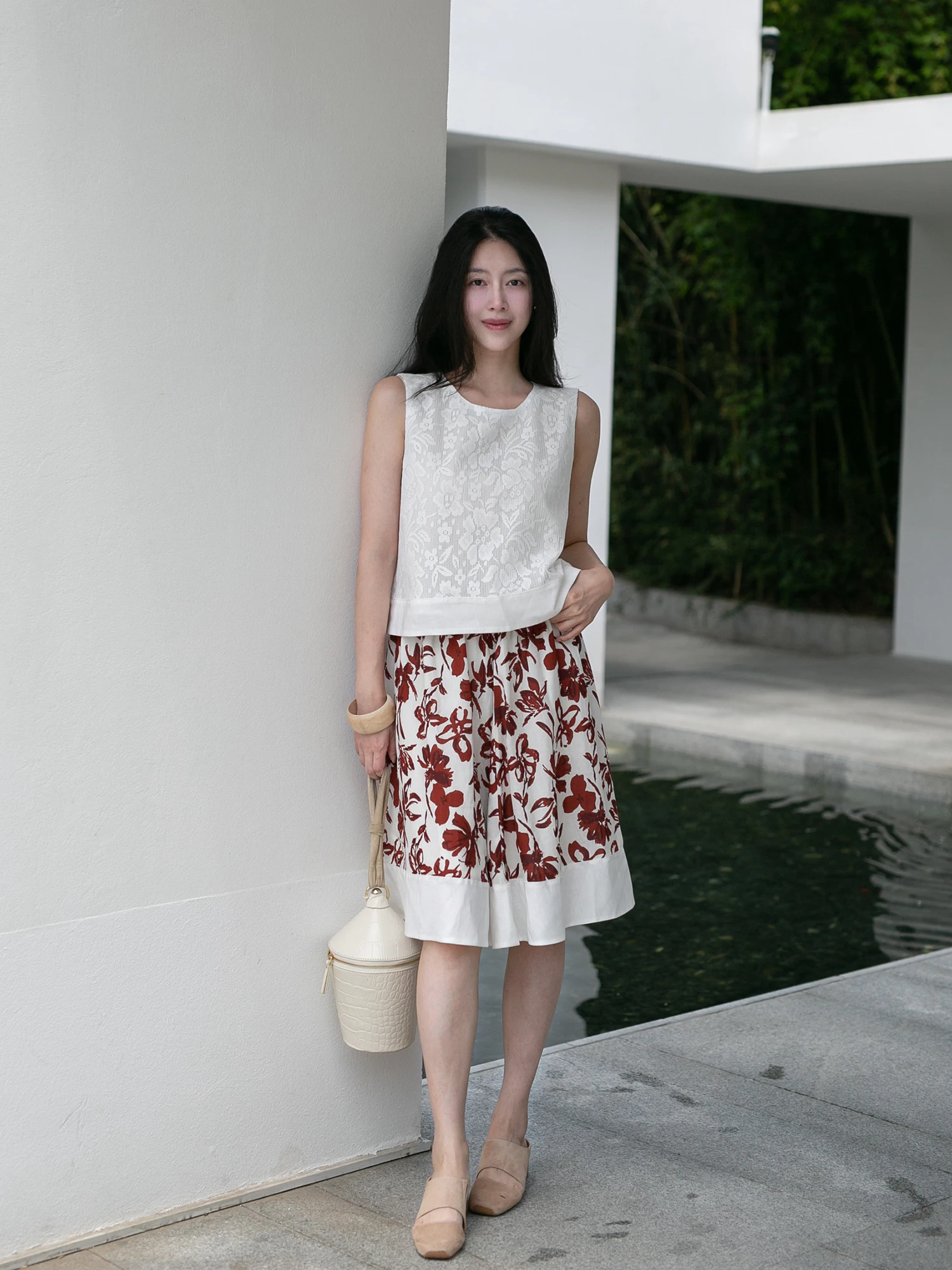 Романтический комплект из кружевного топа и шелковой юбки с красным принтом, модная женская одежда из двух предметов, с длинными рукавами и V-образным вырезом, на завязках.
Романтический комплект из кружевного топа и шелковой юбки с красным принтом, модная женская одежда из двух предметов, с длинными рукавами и V-образным вырезом, на завязках.