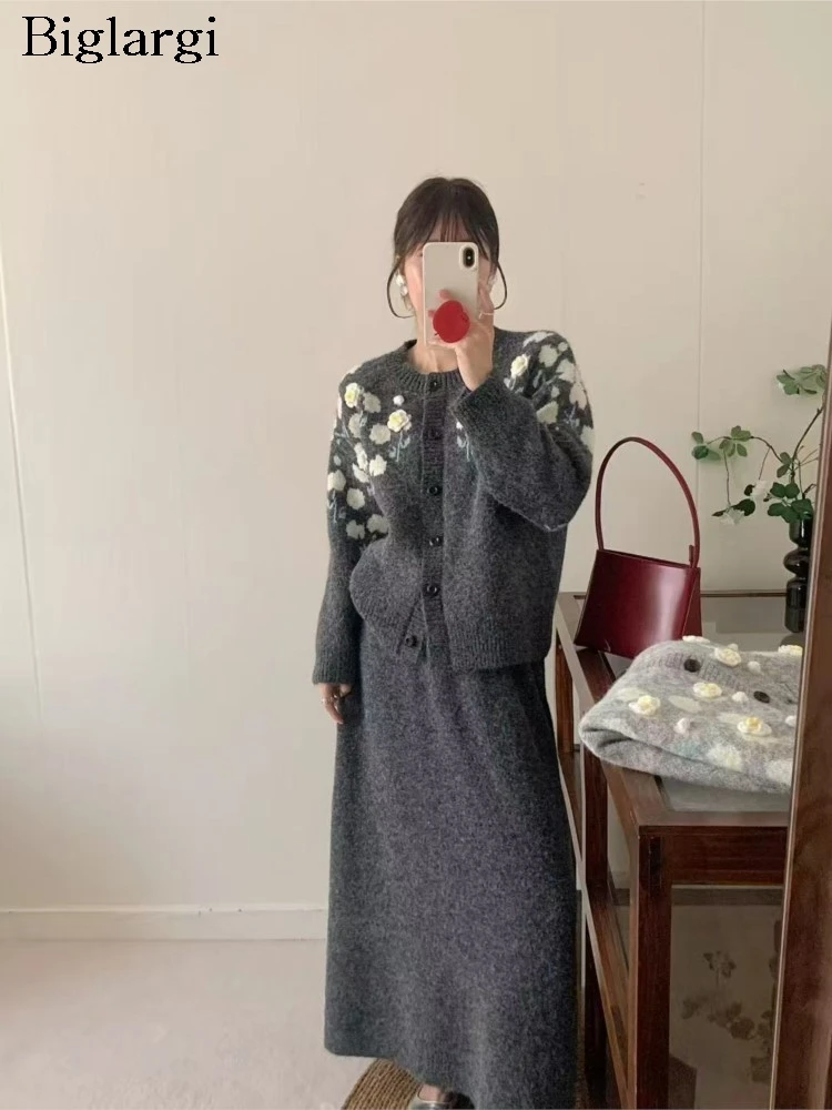 Вязаный осенне-зимний комплект из двух предметов, женские модные женские кардиганы с цветочной вышивкой и рюшами, свободные женские юбки в корейском стиле
Вязаный осенне-зимний комплект из двух предметов, женские модные женские кардиганы с цветочной вышивкой и рюшами, свободные женские юбки в корейском стиле