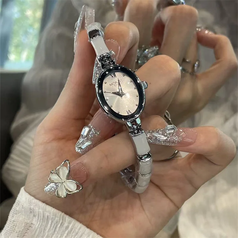 CILOA bracelet-style barrel-shaped high-value temperament watch female niche art workplace waterproof quartz watch high quality
CILOA bracelet-style barrel-shaped high-value temperament watch female niche art workplace waterproof quartz watch high quality