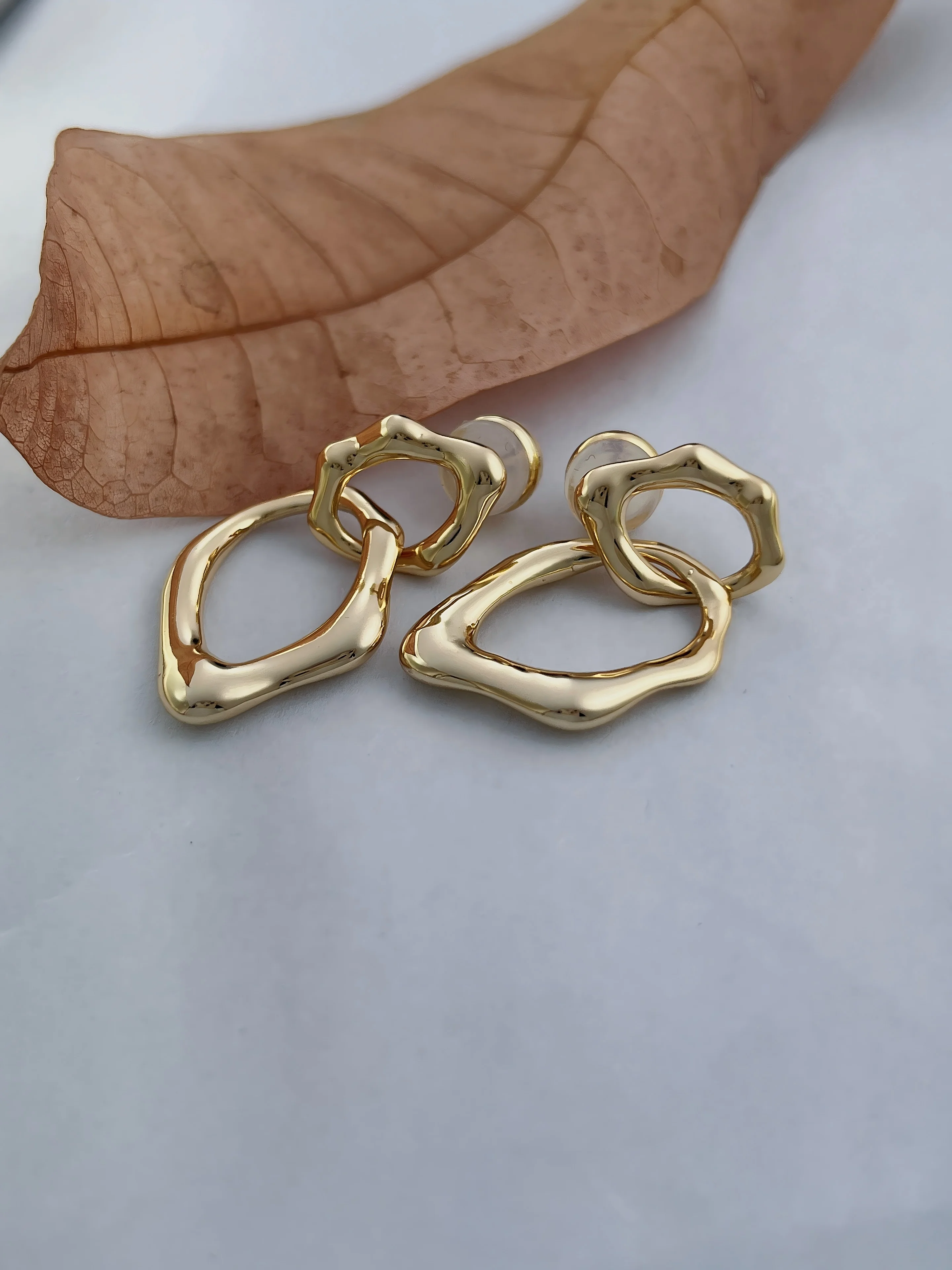 Cross-border new design, personalized, irregularly shaped stud earrings, simple and sophisticated, versatile for commuting.
Cross-border new design, personalized, irregularly shaped stud earrings, simple and sophisticated, versatile for commuting.