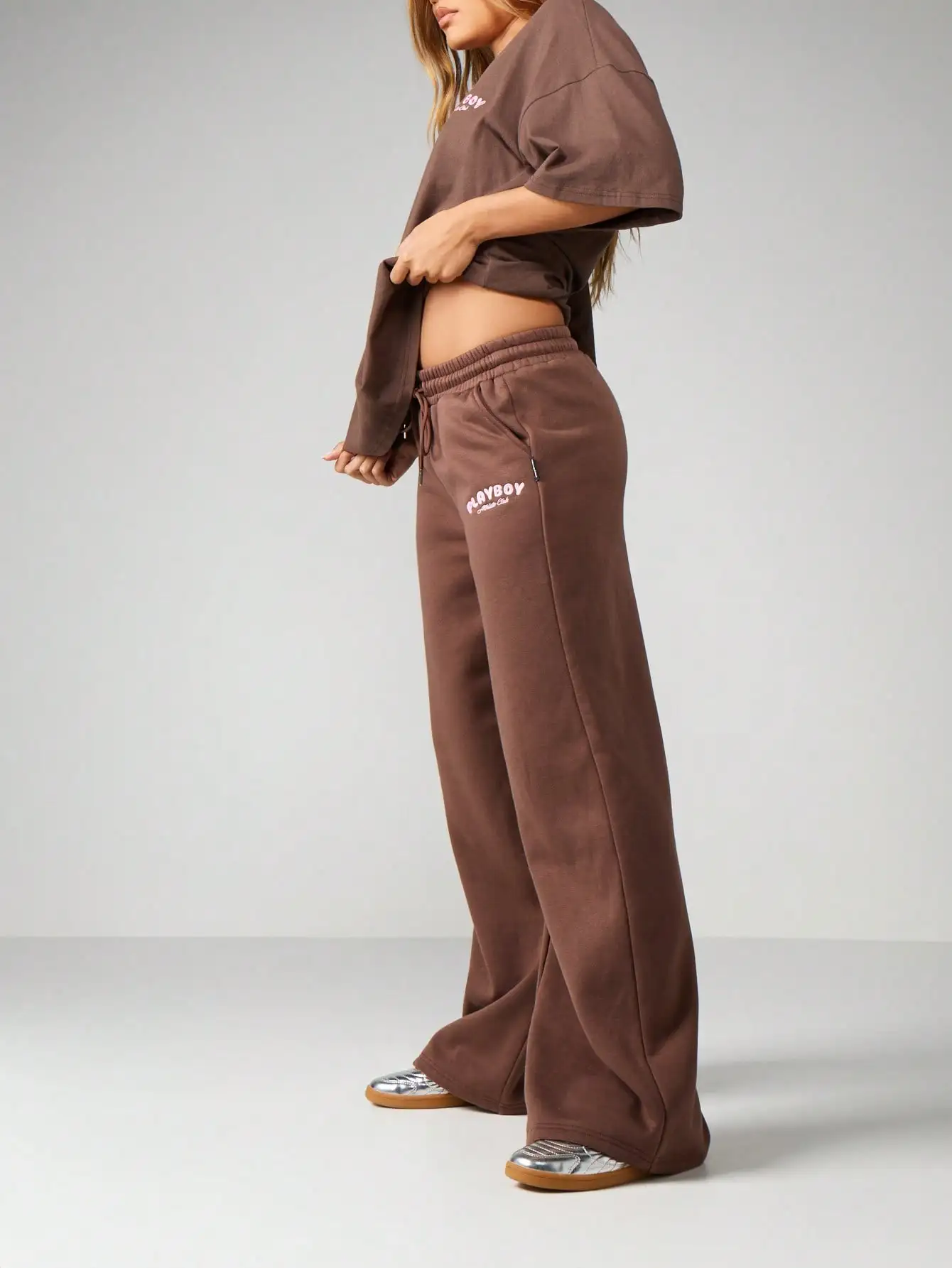 Коричневые широкие спортивные брюки на шнурке с вышитым логотипом для повседневной носки и отдыха
Коричневые широкие спортивные брюки на шнурке с вышитым логотипом для повседневной носки и отдыха