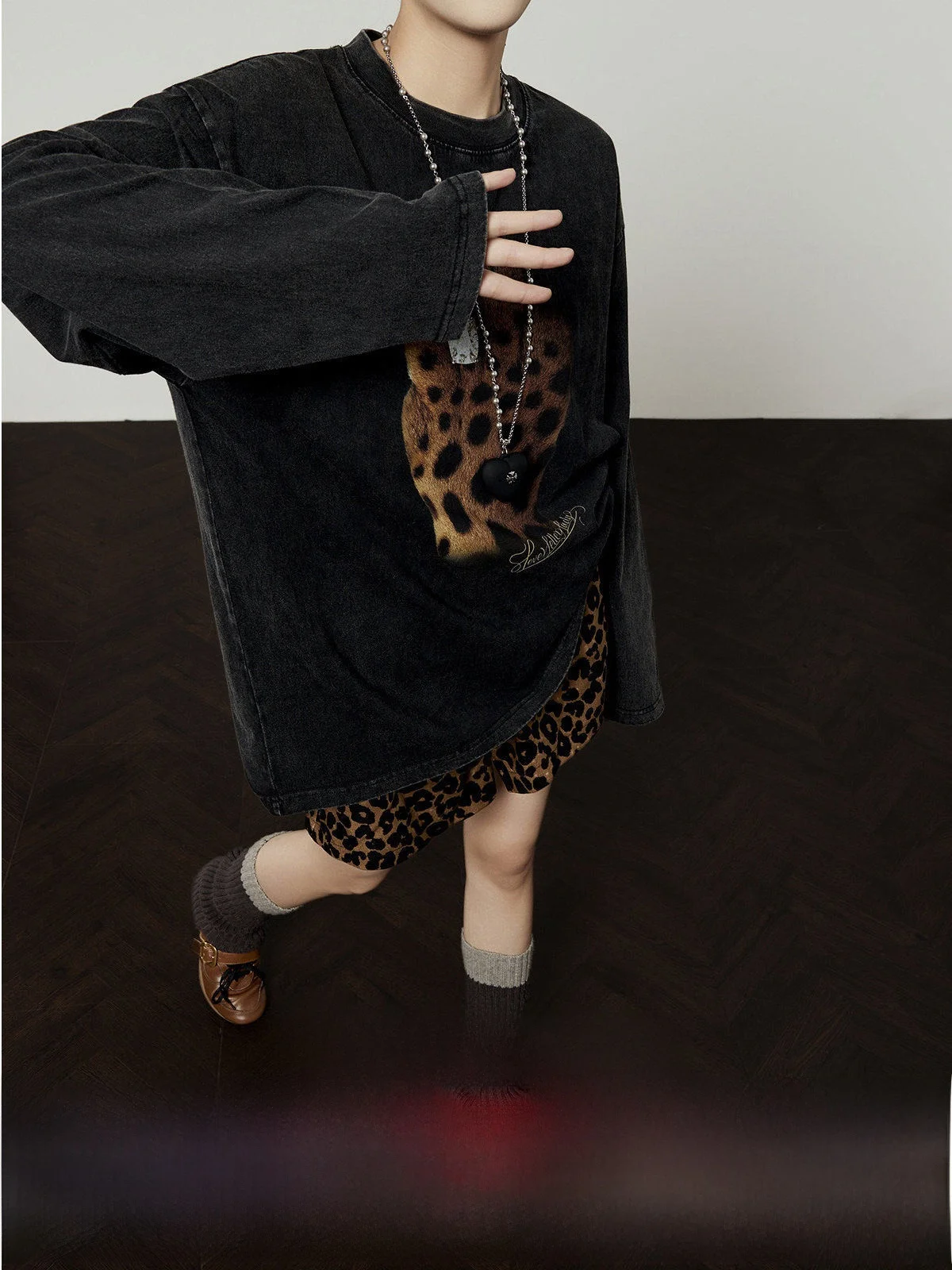 Bla Leopard Print Loose Long Sve T-irt Women's Autumn New Sle Vintage Sle Faion Ladies' Top Zhou Li Wu Brand
Bla Leopard Print Loose Long Sve T-irt Women's Autumn New Sle Vintage Sle Faion Ladies' Top Zhou Li Wu Brand
