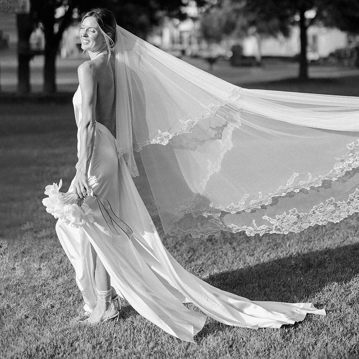 Customized Chapel Bridal Veils with Sequins Lace Chantilly Edge Waterfall Made To Order Romantic Wedding Veils With Face Blusher
Customized Chapel Bridal Veils with Sequins Lace Chantilly Edge Waterfall Made To Order Romantic Wedding Veils With Face Blusher