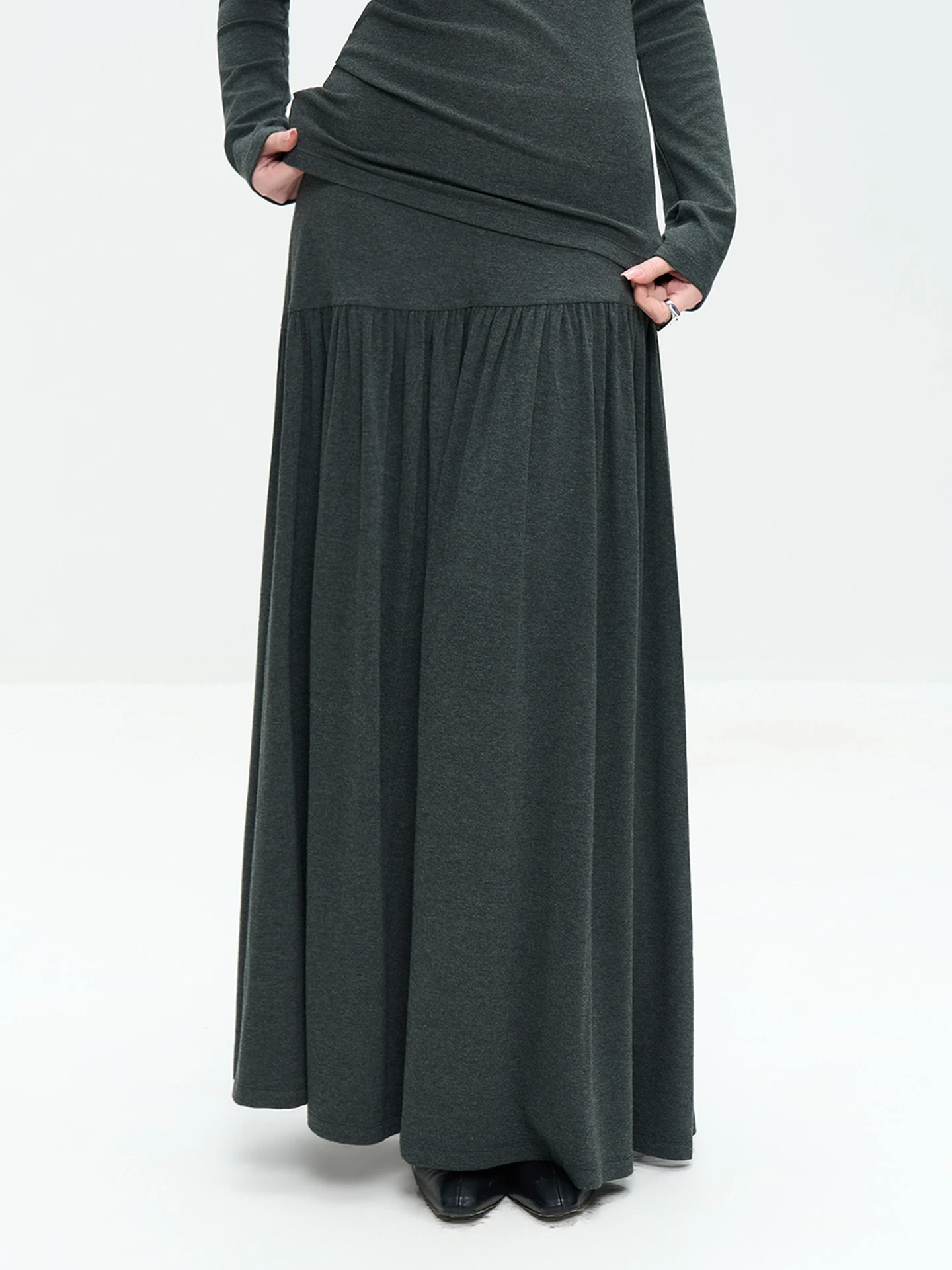 LUR Ruche Hem Halter Skirt Slim Fit Simple Silhouette High Waist Knitted Gown for Women Spring 2026 Breathable Comfortable
LUR Ruche Hem Halter Skirt Slim Fit Simple Silhouette High Waist Knitted Gown for Women Spring 2026 Breathable Comfortable