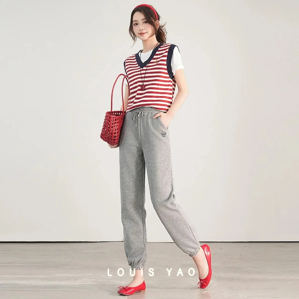 LOUIS YAO Contrasting Color Striped Sleeveless T-Shirt 2025 Spring Autumn V-Neck Pony Embroidery Pattern Women's Tank Top
LOUIS YAO Contrasting Color Striped Sleeveless T-Shirt 2025 Spring Autumn V-Neck Pony Embroidery Pattern Women's Tank Top
