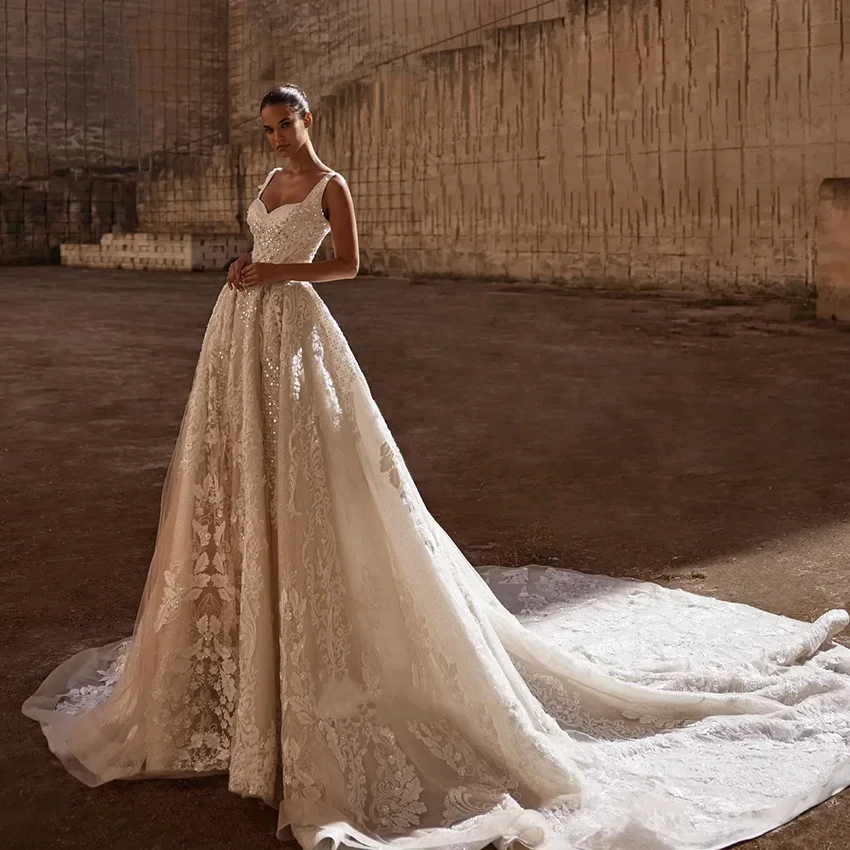 Luxury Sparkling V-neck Wedding Dress A-line Lace Decal Wedding Dress Customized Palace Train Robe Princess Wedding Dress
Luxury Sparkling V-neck Wedding Dress A-line Lace Decal Wedding Dress Customized Palace Train Robe Princess Wedding Dress