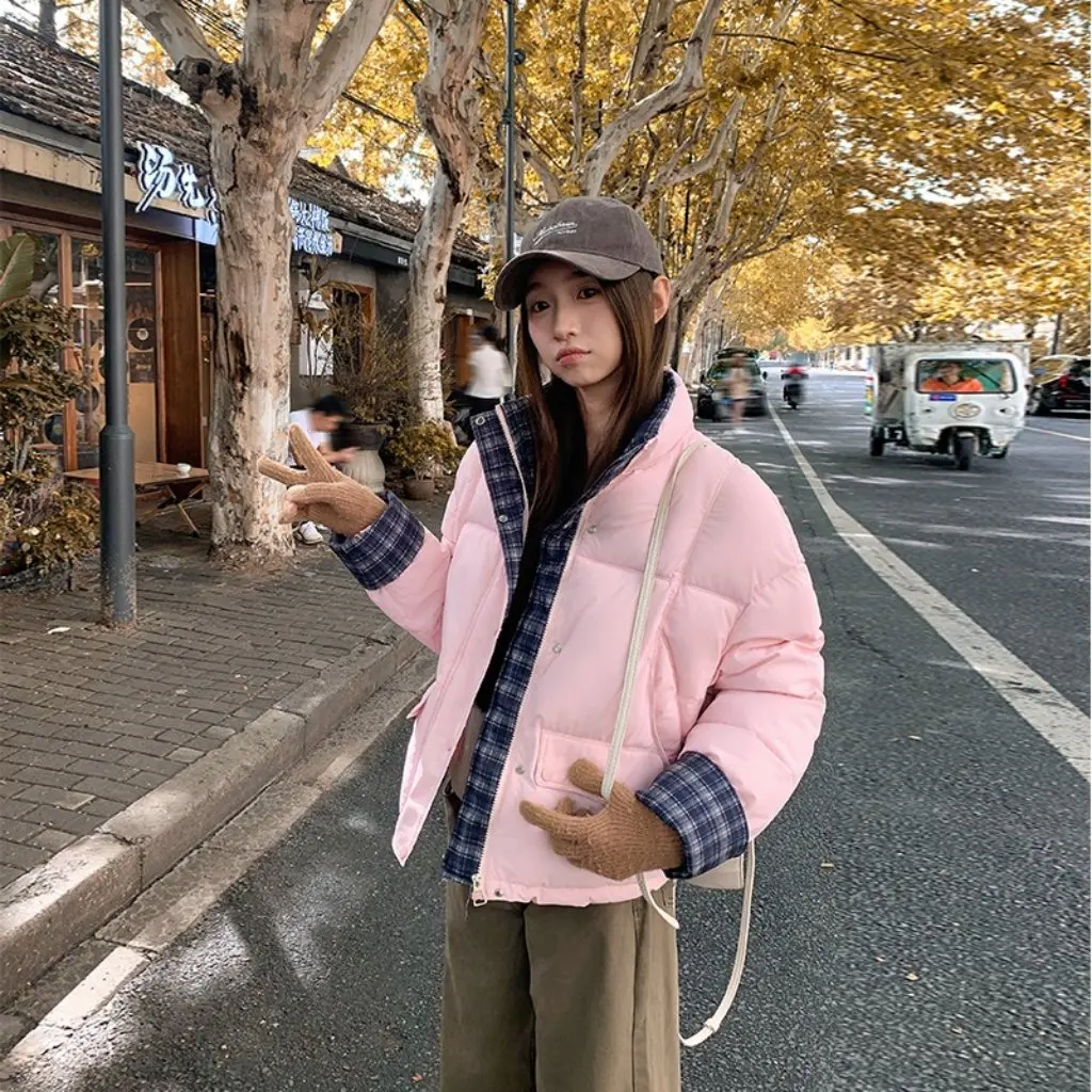 Winter Plaid Cotton Jacket Women Short Padded Casual Stand Collar Bread Coat Loose Fit Outerwear For Ladies
Winter Plaid Cotton Jacket Women Short Padded Casual Stand Collar Bread Coat Loose Fit Outerwear For Ladies