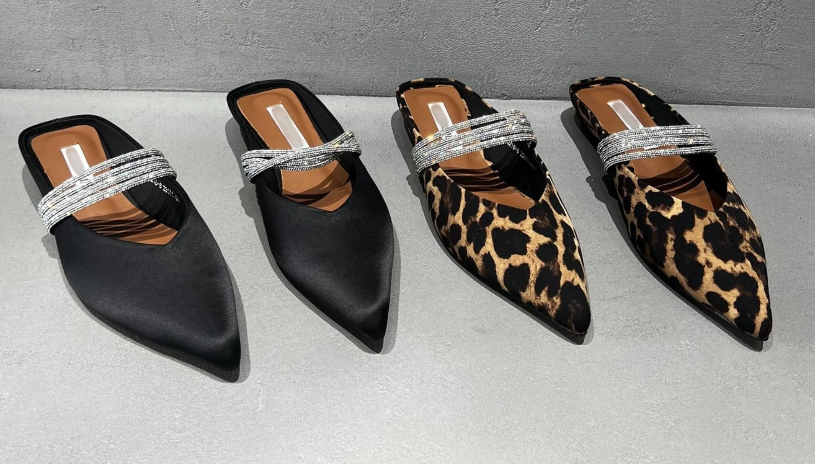 Women Closed Toe Mule Slippers European Style Leopard Print Low Heel Slip on Sandals for Spring Summer
Women Closed Toe Mule Slippers European Style Leopard Print Low Heel Slip on Sandals for Spring Summer