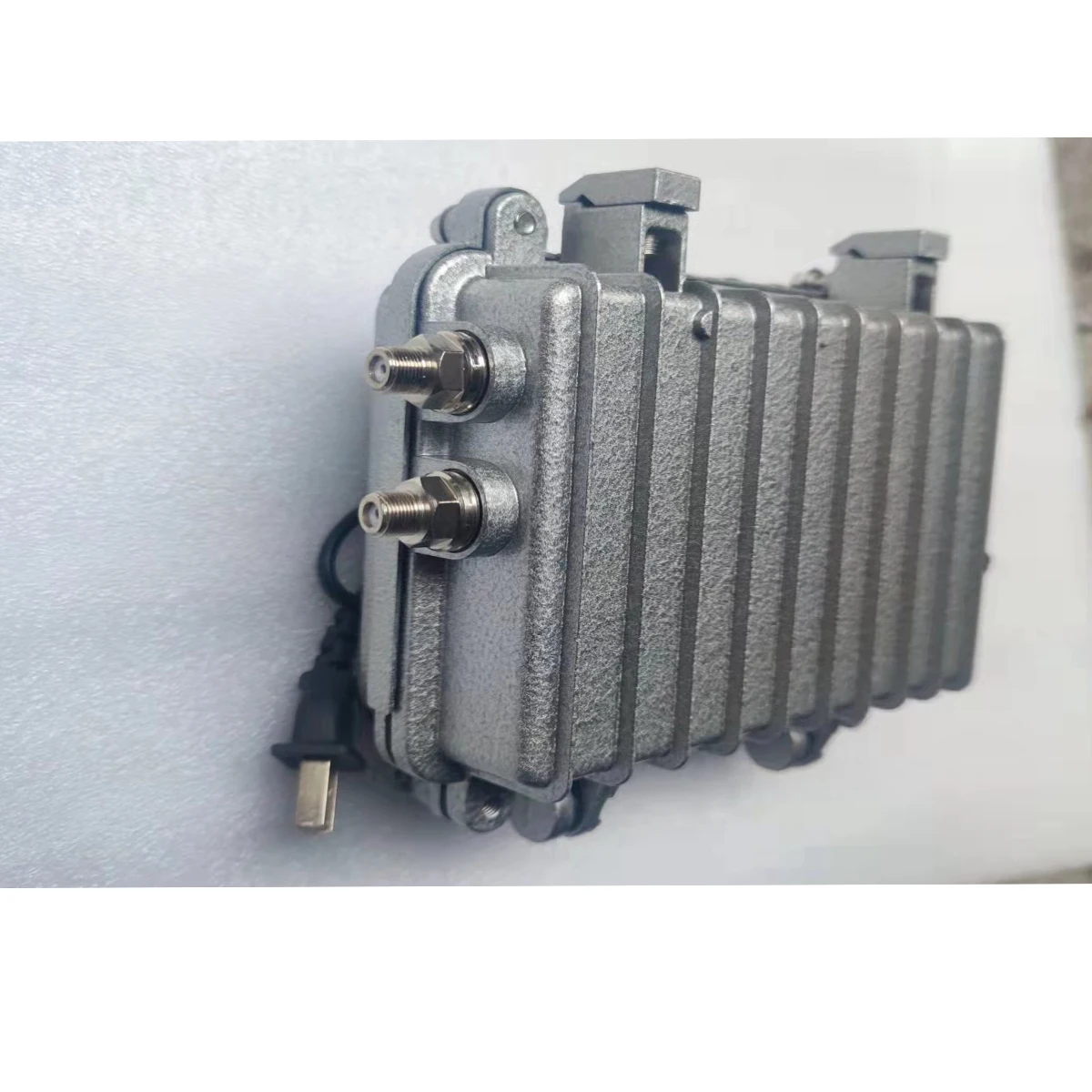 CATV RF amplifier (750M-860M) gain 30db (110v-220v/60V), analogue TV, digital TV system front-end equipment for CATV system
CATV RF amplifier (750M-860M) gain 30db (110v-220v/60V), analogue TV, digital TV system front-end equipment for CATV system