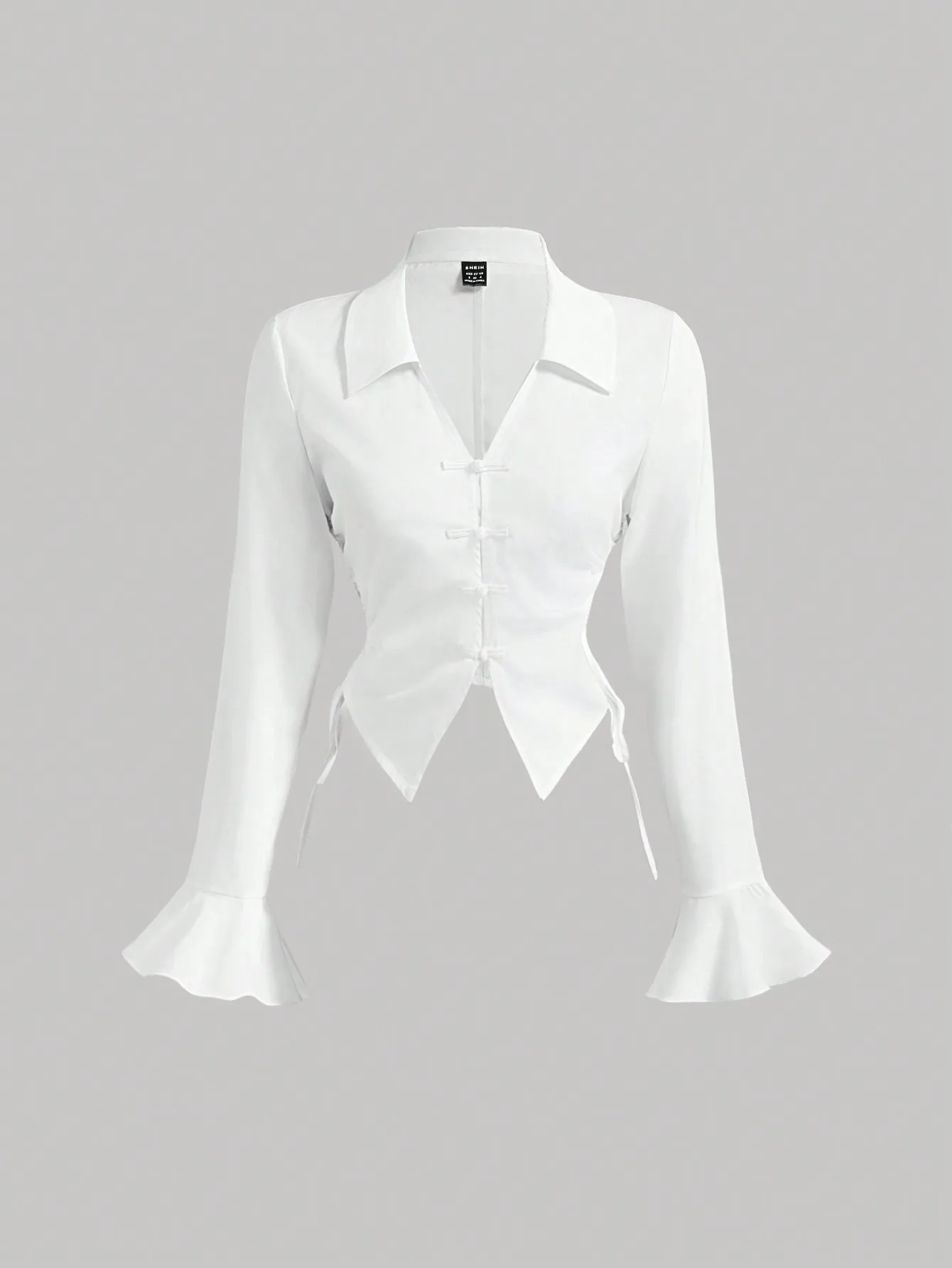 Белая блузка с V-образным вырезом, длинными рукавами, китайскими пуговицами-узелками и расклешенными манжетами
Белая блузка с V-образным вырезом, длинными рукавами, китайскими пуговицами-узелками и расклешенными манжетами