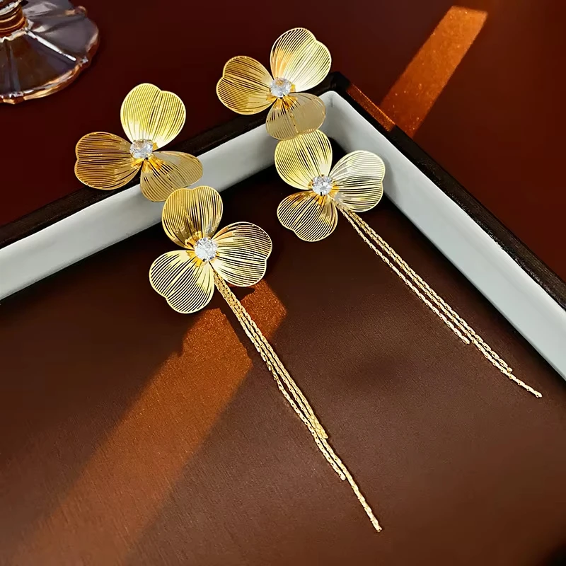 Exquisite Butterfly Flower Pendant Earrings Golden Vintage Earring Fashion Wedding Party Jewelry Accessories
Exquisite Butterfly Flower Pendant Earrings Golden Vintage Earring Fashion Wedding Party Jewelry Accessories