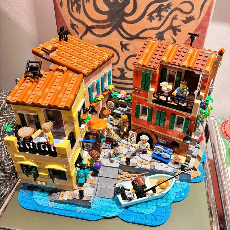 21359 Креативная уличная сцена: Итальянская Ривьера. Модель мальчика и девочки. Конструктор. Игрушка. Подарок на Рождество/День рождения. 3251 деталь.
21359 Креативная уличная сцена: Итальянская Ривьера. Модель мальчика и девочки. Конструктор. Игрушка. Подарок на Рождество/День рождения. 3251 деталь.