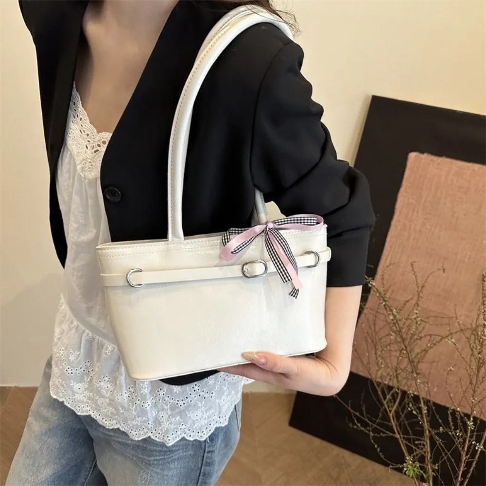 Fashion PU Leather Bow Ribbon Shoulder Bag Korean Style Commuting French Stick Underarm Bag Leisure Zipper Women Handbag Daily
Fashion PU Leather Bow Ribbon Shoulder Bag Korean Style Commuting French Stick Underarm Bag Leisure Zipper Women Handbag Daily