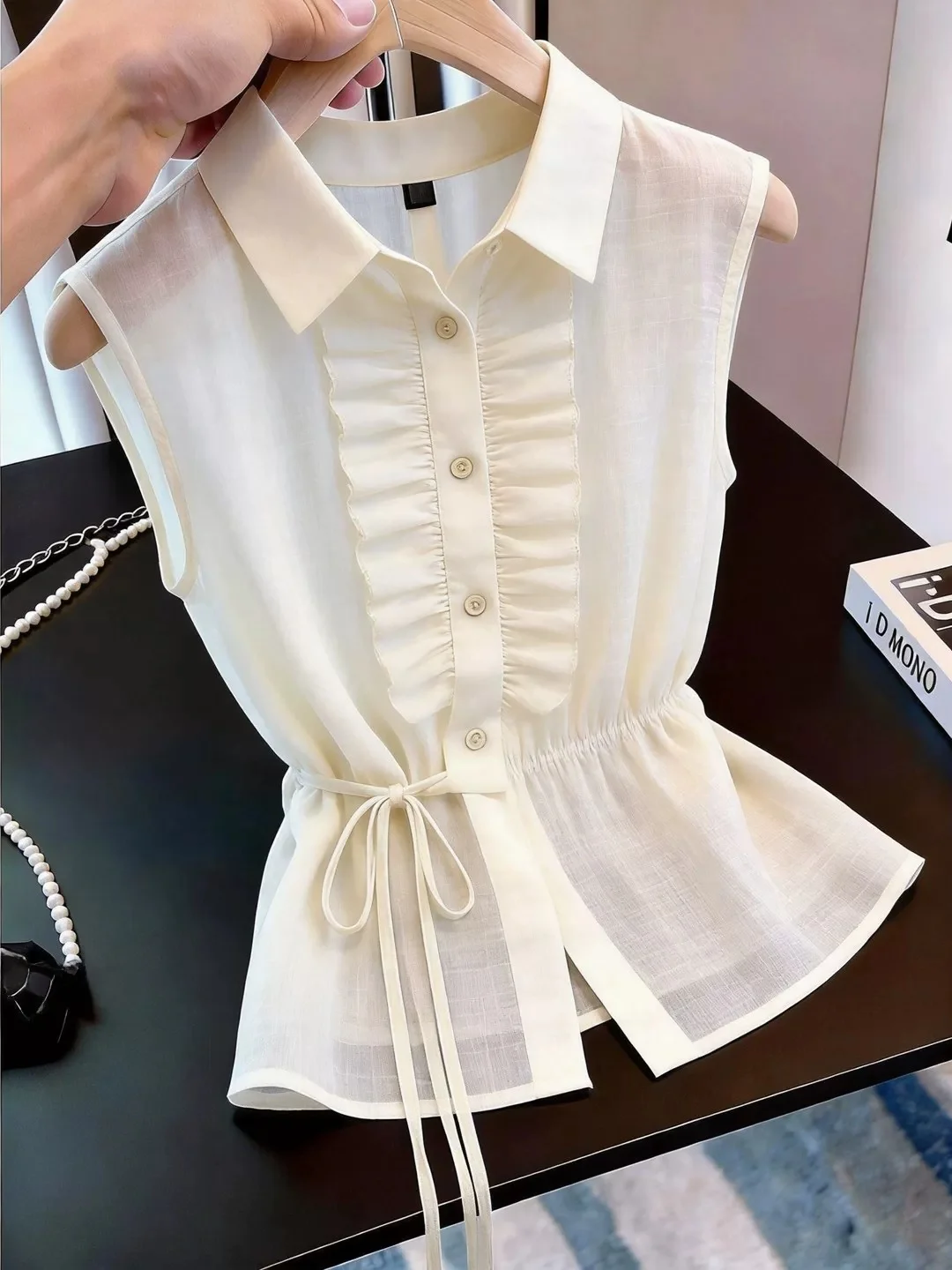 Korean Design Neck Sleeveless Shirt Summer Fashion Trend Single Button Women's Top Straight Tube Style Silk Material
Korean Design Neck Sleeveless Shirt Summer Fashion Trend Single Button Women's Top Straight Tube Style Silk Material