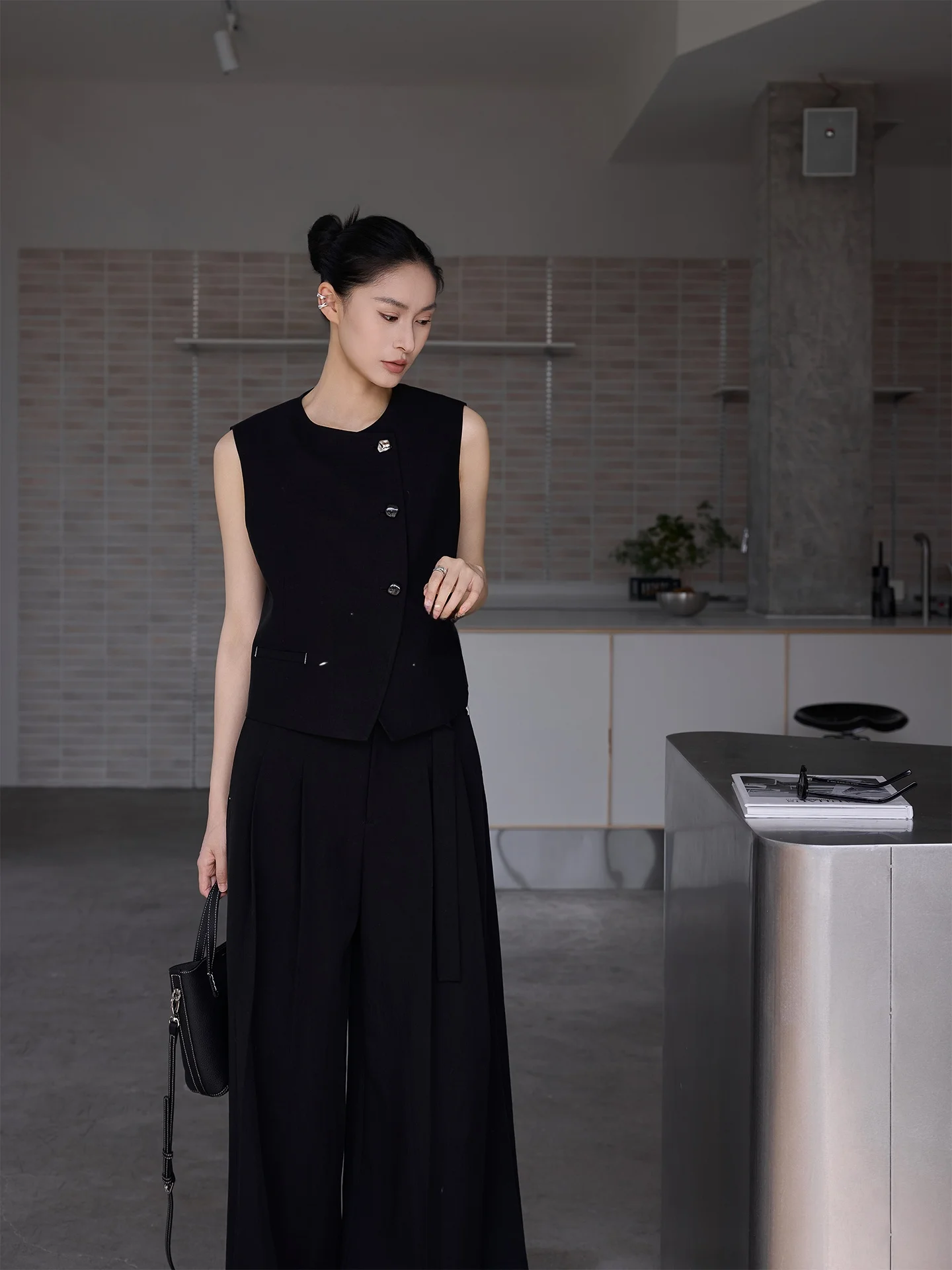 Black Summer Casual Style Sleeveless Top Silk Blend Asymmetrical Zipper Short Jacket Versatile Women's Vest JIEJI ZHANG
Black Summer Casual Style Sleeveless Top Silk Blend Asymmetrical Zipper Short Jacket Versatile Women's Vest JIEJI ZHANG