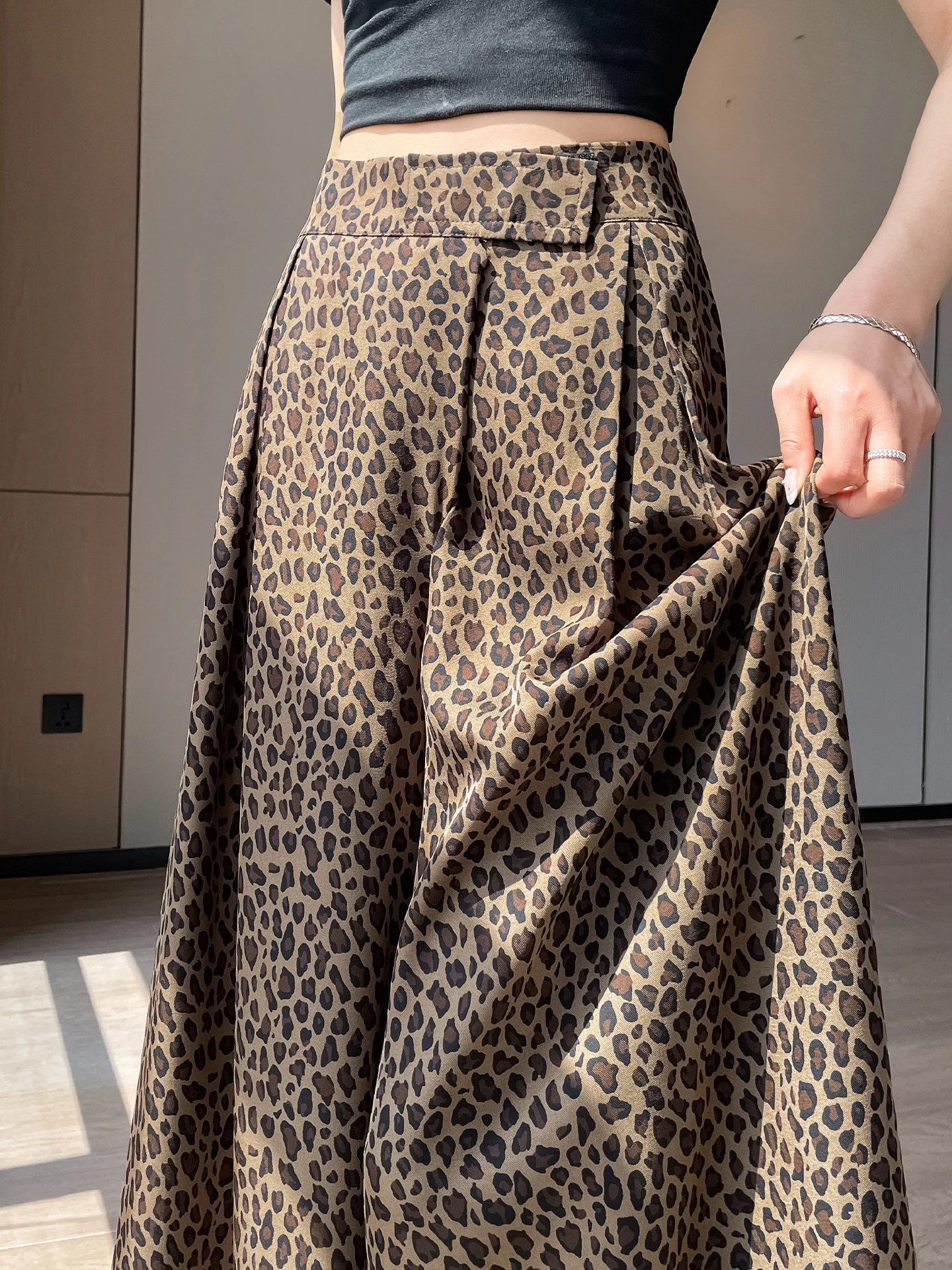 Retro Leopard Print Ice Silk Pants High Waist Loose Wide Leg A-Line Skirt Suit Summer Thin Drapey Casual Trousers for Women
Retro Leopard Print Ice Silk Pants High Waist Loose Wide Leg A-Line Skirt Suit Summer Thin Drapey Casual Trousers for Women