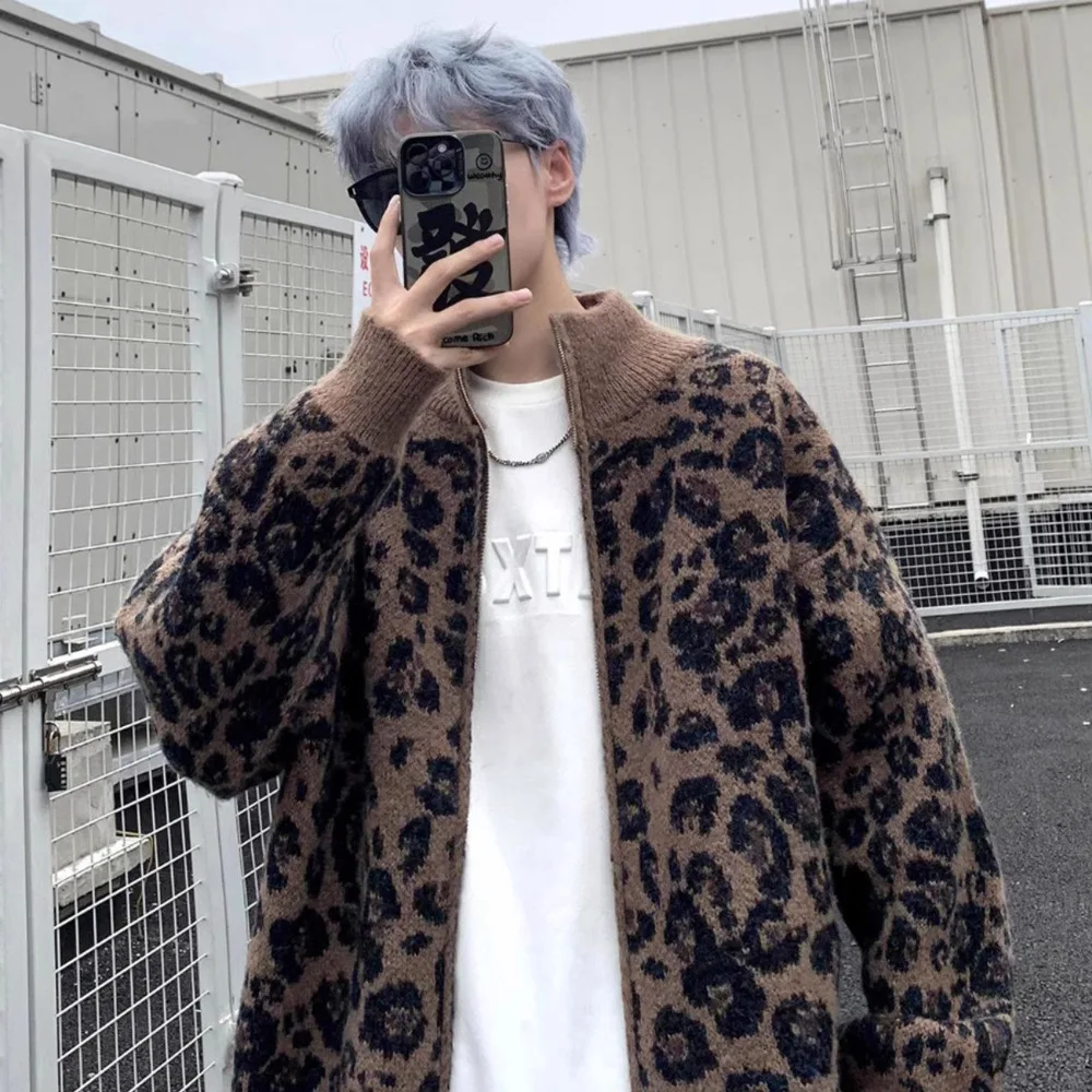 American Retro Leopard Print Knitted Zipper Cardigan Jackets for Men Autumn Winter Fashion Streetwear Men's Jacket Coats Y2k
American Retro Leopard Print Knitted Zipper Cardigan Jackets for Men Autumn Winter Fashion Streetwear Men's Jacket Coats Y2k
