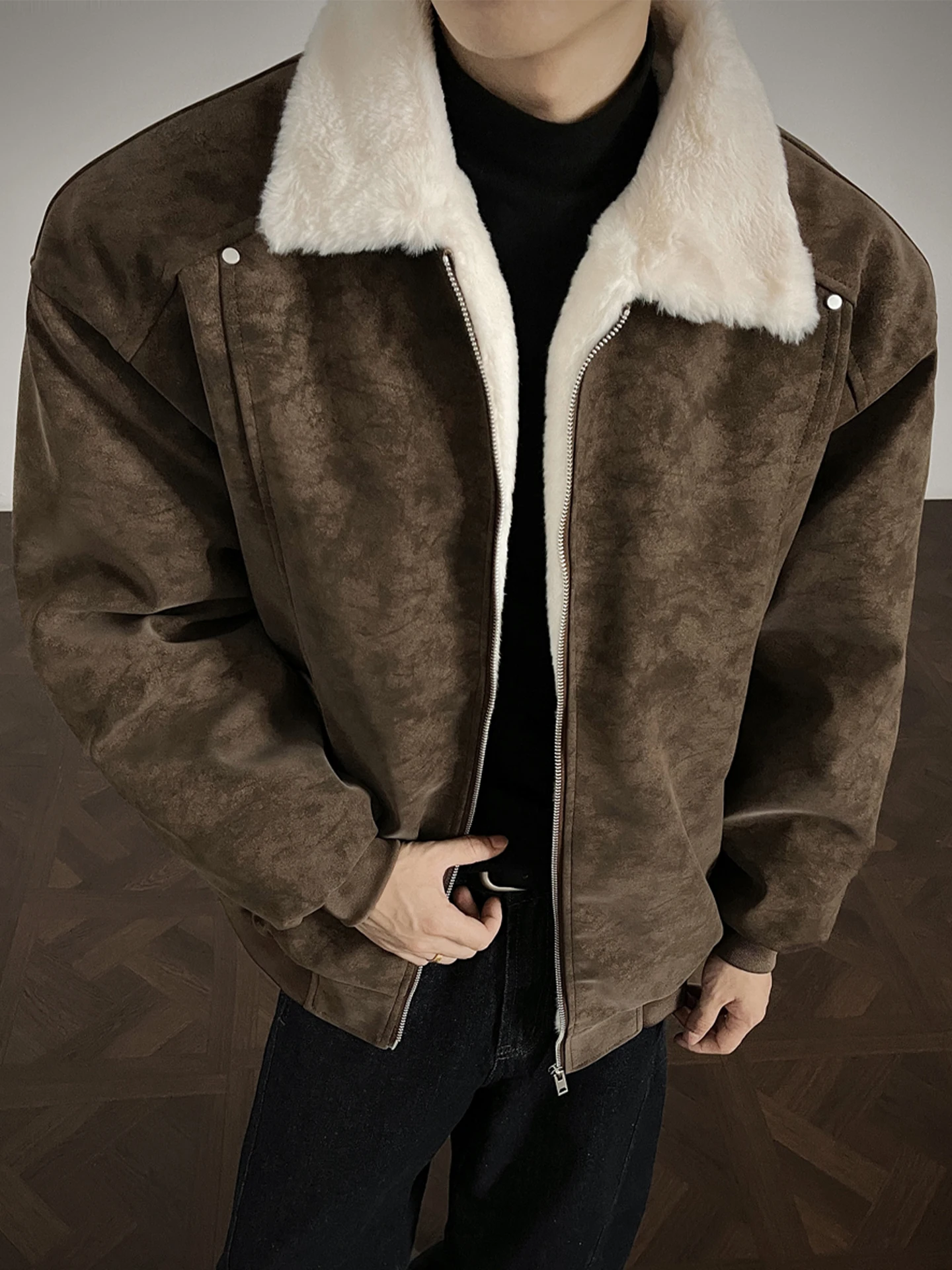 Ретро-куртка из американской окрашенной кожи для мужчин, утепленная зимняя куртка с флисовой подкладкой, теплая и морозостойкая, с хлопковым утеплителем.
Ретро-куртка из американской окрашенной кожи для мужчин, утепленная зимняя куртка с флисовой подкладкой, теплая и морозостойкая, с хлопковым утеплителем.