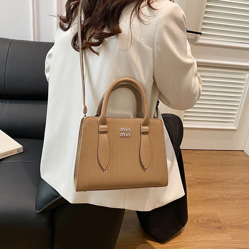 Designer Women's Leather Crossbody Bag Shoulder Bag Messenger Tote Handbags Popular Classic for Fashionable Ladies Brand
Designer Women's Leather Crossbody Bag Shoulder Bag Messenger Tote Handbags Popular Classic for Fashionable Ladies Brand