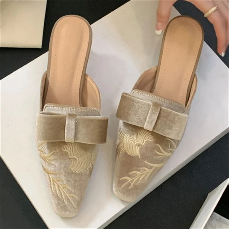 Women's Square Toe Velvet Floral Embroidery Bow Decor Slip on Kitten Heel Mules Elegant Casual Daily Party Office Footwear Drop
Women's Square Toe Velvet Floral Embroidery Bow Decor Slip on Kitten Heel Mules Elegant Casual Daily Party Office Footwear Drop