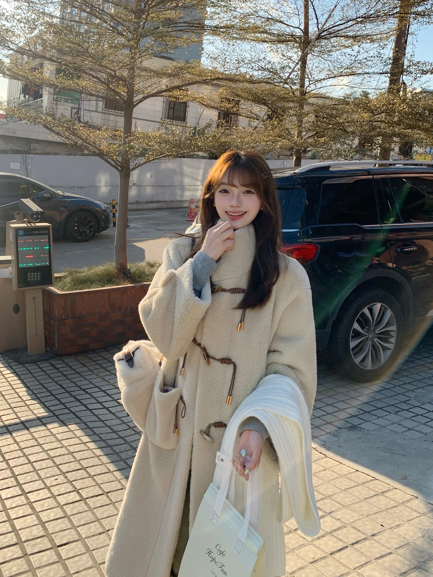 Warm Lamb Fur Women's Jacket Winter Design Casual Style Thickened Polyester Fiber High Collar Button Closure Outerwear
Warm Lamb Fur Women's Jacket Winter Design Casual Style Thickened Polyester Fiber High Collar Button Closure Outerwear