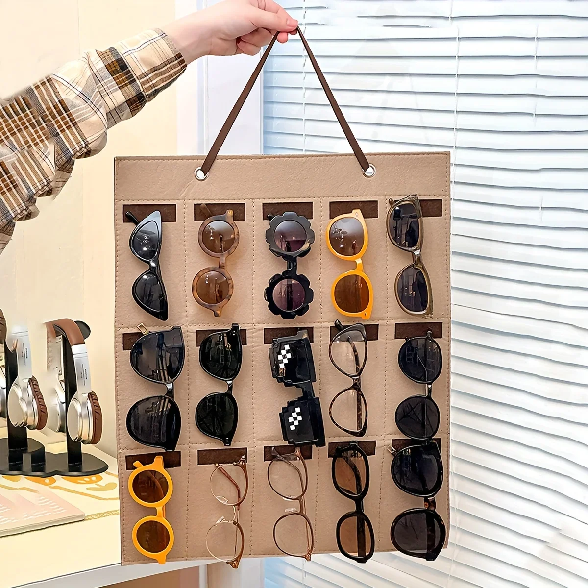 Jewelry Display and Packaging Supplies: 1pc Wall-Mounted Khaki/Black 15-Hole Eyeglass Hanging Pouch
Jewelry Display and Packaging Supplies: 1pc Wall-Mounted Khaki/Black 15-Hole Eyeglass Hanging Pouch