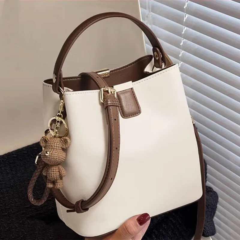 Модные высококачественные сумки через плечо в этом году2026Новая женская сумка Сумка-ведро для поездок на работу Женская сумка через плечо
Модные высококачественные сумки через плечо в этом году2026Новая женская сумка Сумка-ведро для поездок на работу Женская сумка через плечо