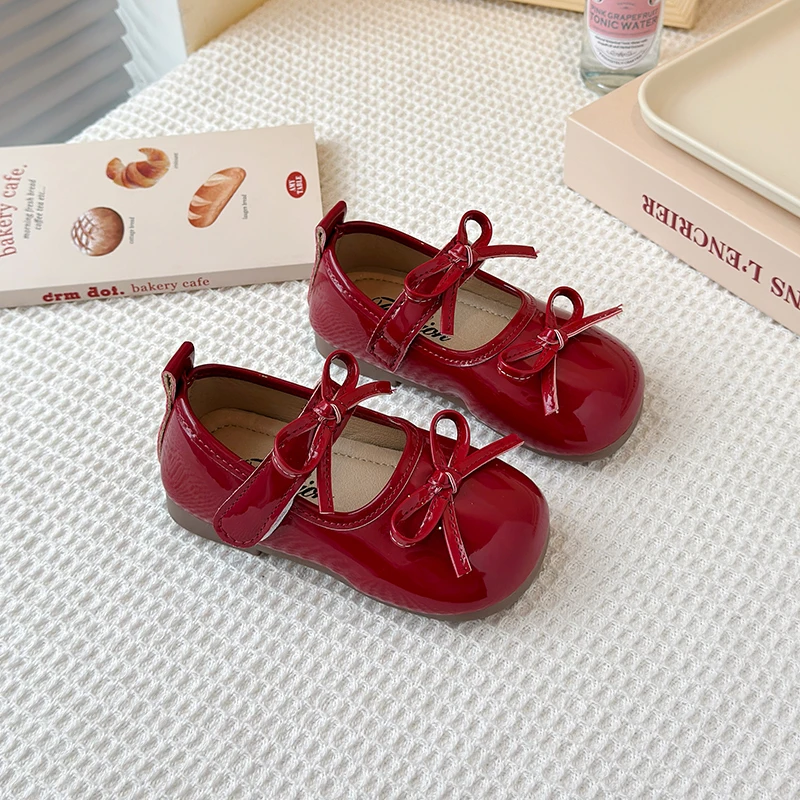Кожаная обувь для девочек на свадьбу, классические детские туфли принцессы на плоской подошве с бантом, модные детские маленькие кожаные туфли 2025 г.
Кожаная обувь для девочек на свадьбу, классические детские туфли принцессы на плоской подошве с бантом, модные детские маленькие кожаные туфли 2025 г.