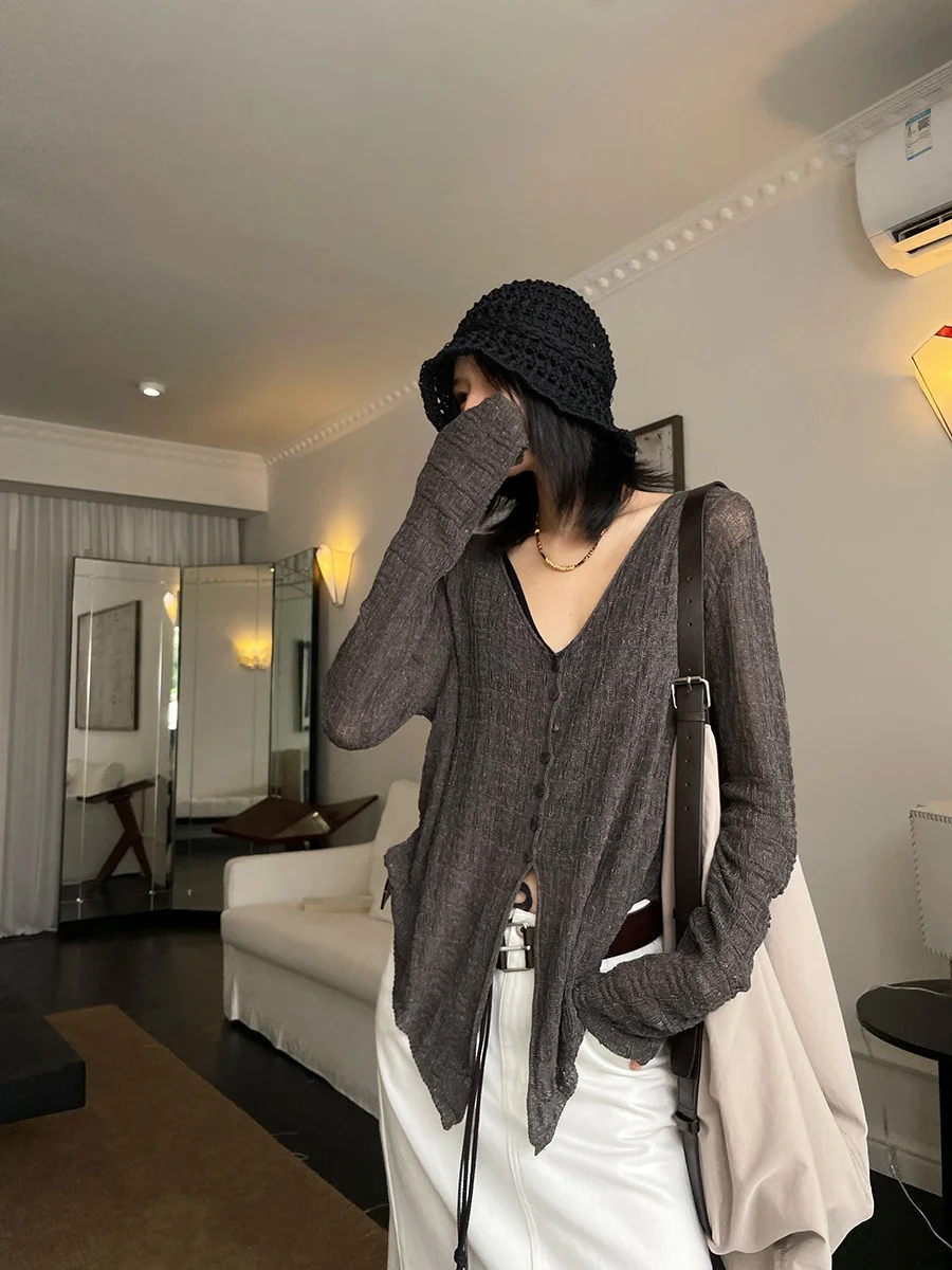 JCCC Shadow Sofa Weekend Summer 2026 Grey V-Neck Hollow Design Sun Protection Knitted Open Cardigan Women's Fashion
JCCC Shadow Sofa Weekend Summer 2026 Grey V-Neck Hollow Design Sun Protection Knitted Open Cardigan Women's Fashion