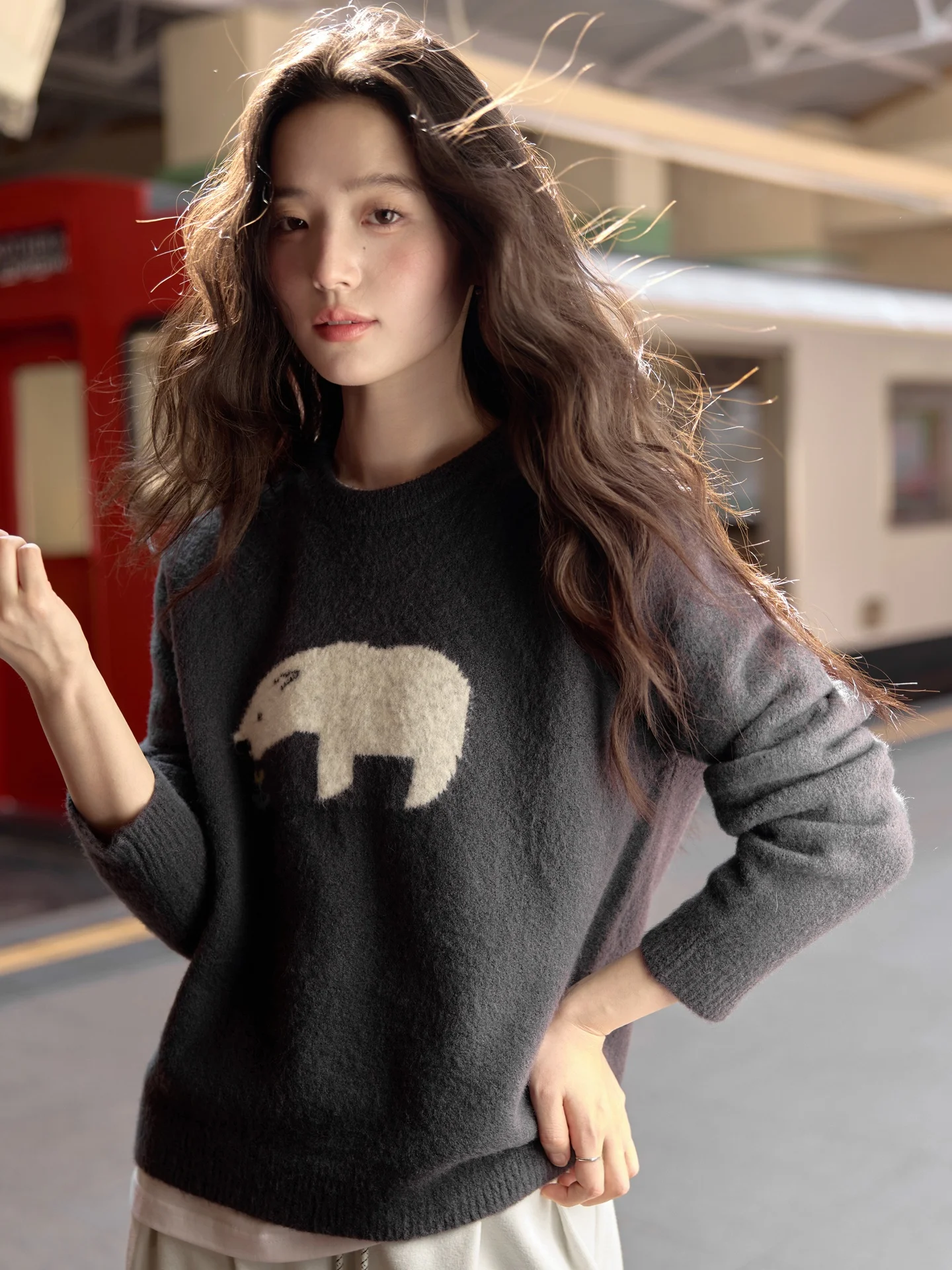 Мягкий уютный шерстяной свитер для женщин, зимний модный повседневный свободный вязаный джемпер с узором «Медведь и цветы» в стиле колор-блок
Мягкий уютный шерстяной свитер для женщин, зимний модный повседневный свободный вязаный джемпер с узором «Медведь и цветы» в стиле колор-блок