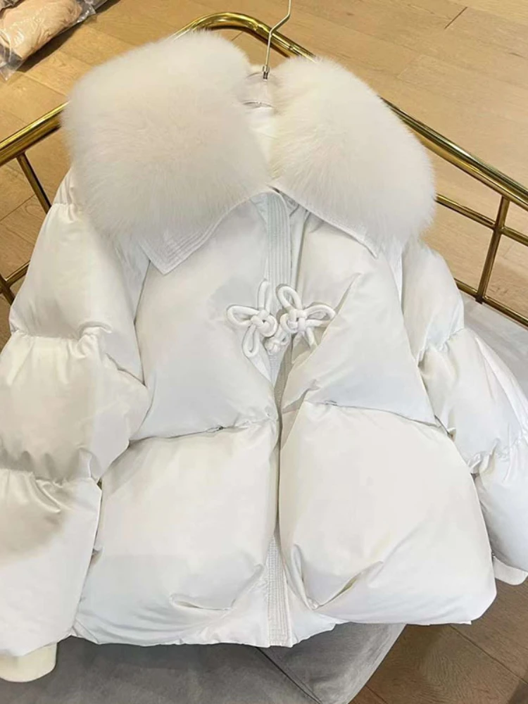 2023 Winter Women 90% Goose Down Jacket Natural Fox Fur Collar Chinese Knot Button Warm Outerwear New Fashion Real Down Coat
2023 Winter Women 90% Goose Down Jacket Natural Fox Fur Collar Chinese Knot Button Warm Outerwear New Fashion Real Down Coat