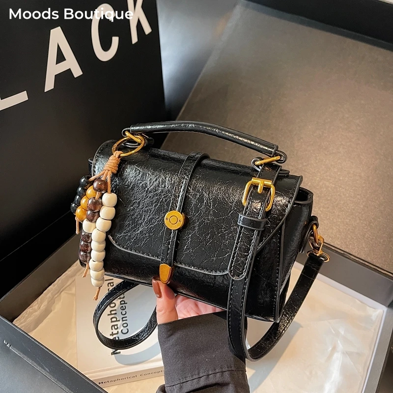 MOODS Vintage Classic Flap Crossbody Bags For Women PU Leather Shoulder Saddle Bag With Pendant 2025 New Luxury Designer Handbag
MOODS Vintage Classic Flap Crossbody Bags For Women PU Leather Shoulder Saddle Bag With Pendant 2025 New Luxury Designer Handbag