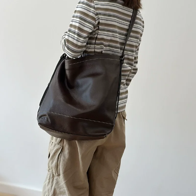 Сумка женская новая вместительная сумка-мешок из первого слоя воловьей кожи мягкая кожаная сумка-мессенджер на одно плечо в японском и корейском стиле для женщин
Сумка женская новая вместительная сумка-мешок из первого слоя воловьей кожи мягкая кожаная сумка-мессенджер на одно плечо в японском и корейском стиле для женщин