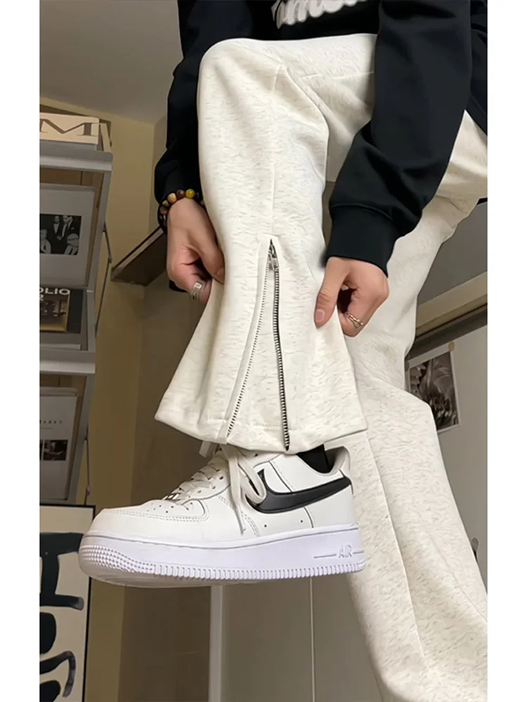 Мужские расклешенные брюки в американском стиле High Street Vibe с боковой молнией, уникальный дизайн, повседневные длинные брюки, модные молодежные брюки на весну и осень
Мужские расклешенные брюки в американском стиле High Street Vibe с боковой молнией, уникальный дизайн, повседневные длинные брюки, модные молодежные брюки на весну и осень