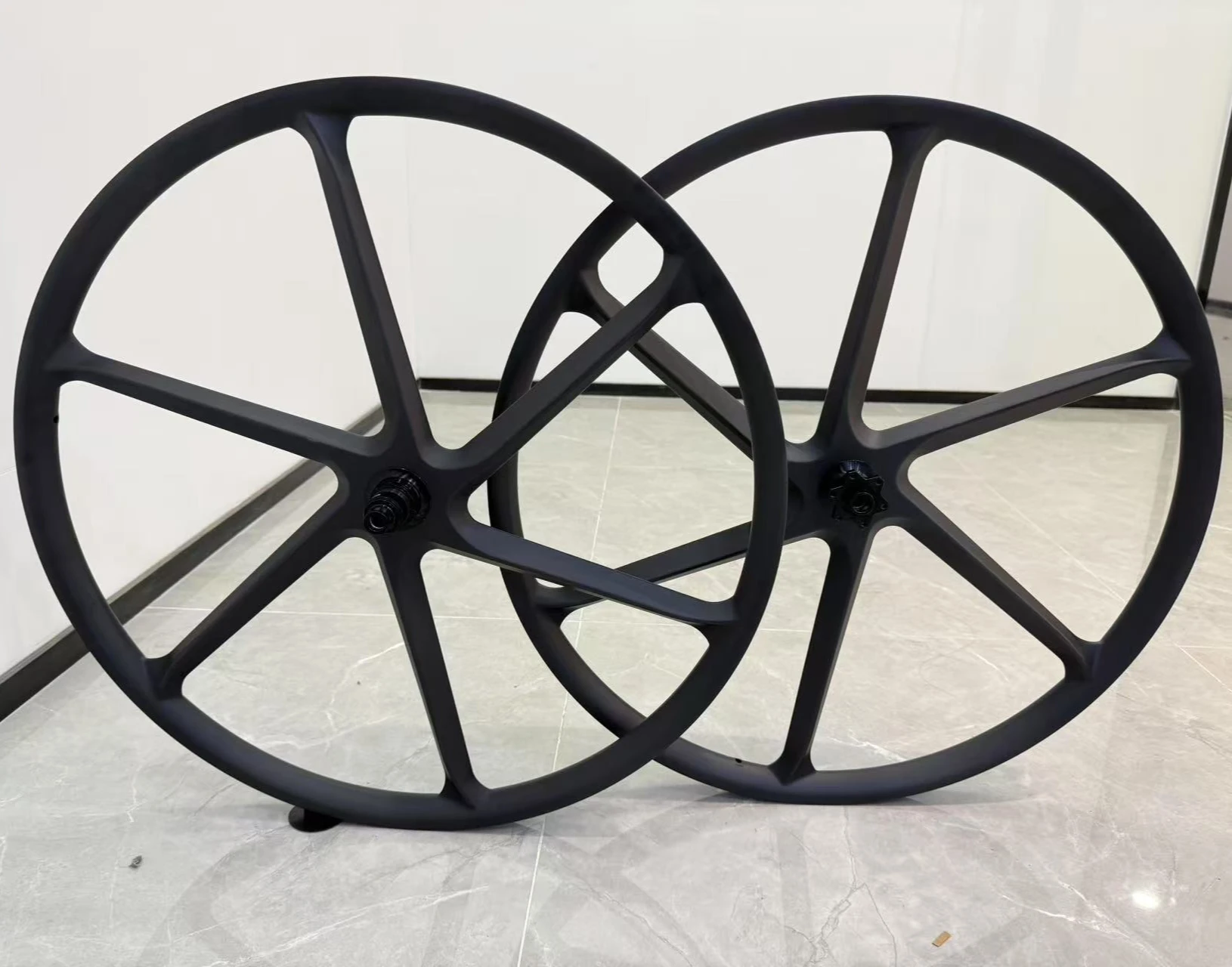 36mm Width Carbon Fiber 6 Spokes MTB Wheelset 27.5er 29er XC AM Mountain Bike Disc Brake Wheels Tubeless 3K UD
36mm Width Carbon Fiber 6 Spokes MTB Wheelset 27.5er 29er XC AM Mountain Bike Disc Brake Wheels Tubeless 3K UD