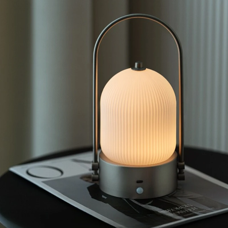 Современная настольная лампа с металлическим блеском, светодиодная лампа для гостиной, спальни, кабинета, ресторана, портативная сенсорная индукционная зарядка, настольные лампы для чтения
Современная настольная лампа с металлическим блеском, светодиодная лампа для гостиной, спальни, кабинета, ресторана, портативная сенсорная индукционная зарядка, настольные лампы для чтения