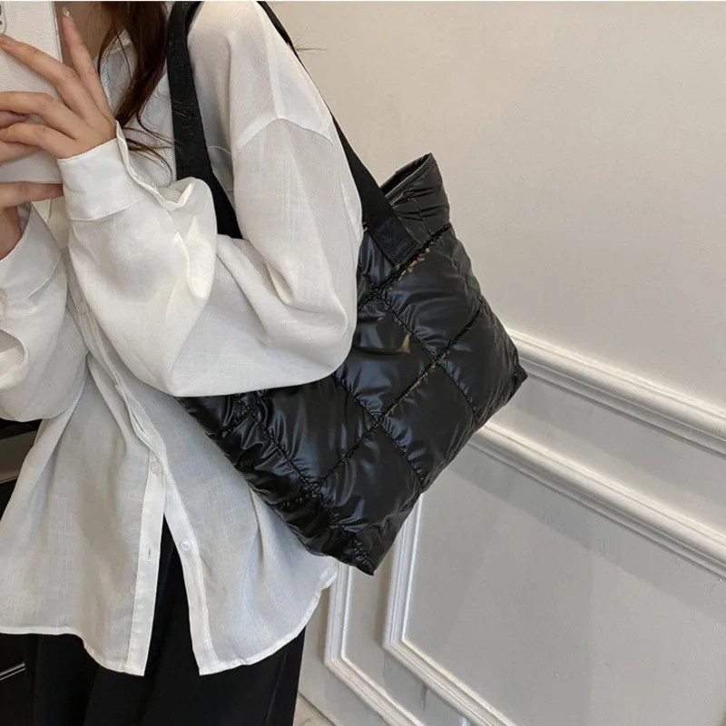 Handheld Shoulder Bag Simple And Large Capacity Fashionable Tote Bag For Women's Outings Versatile And Elegant Women's Bag
Handheld Shoulder Bag Simple And Large Capacity Fashionable Tote Bag For Women's Outings Versatile And Elegant Women's Bag