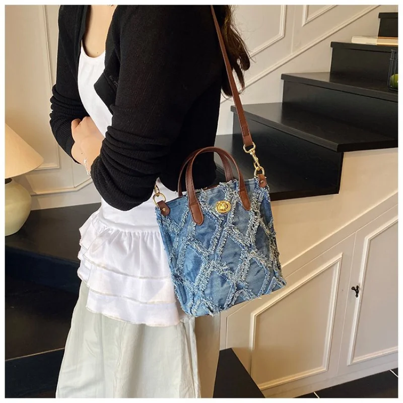 Минималистичная простая повседневная сумка через плечо с буквенным логотипом, однотонная для женщин, модный модный дизайн
Минималистичная простая повседневная сумка через плечо с буквенным логотипом, однотонная для женщин, модный модный дизайн