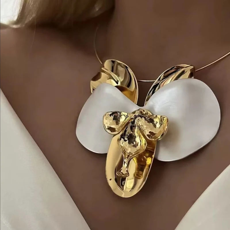 Exaggerated design, geometric floral pendant collar, travel party jewelry
Exaggerated design, geometric floral pendant collar, travel party jewelry